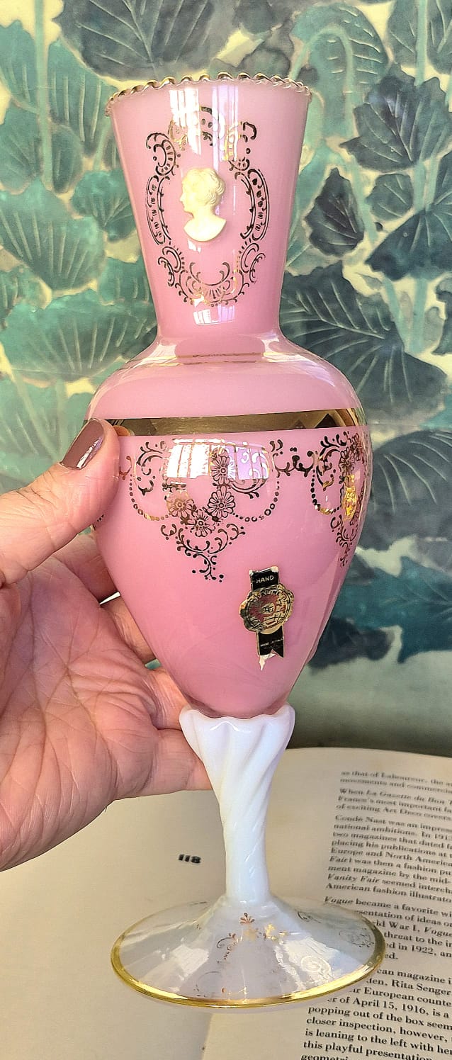 Vaso em opalina italiana Empoli,  decorada à ouro brunido e camafeu em aplique. Base em opalina branca swirl. Maravilhosa!