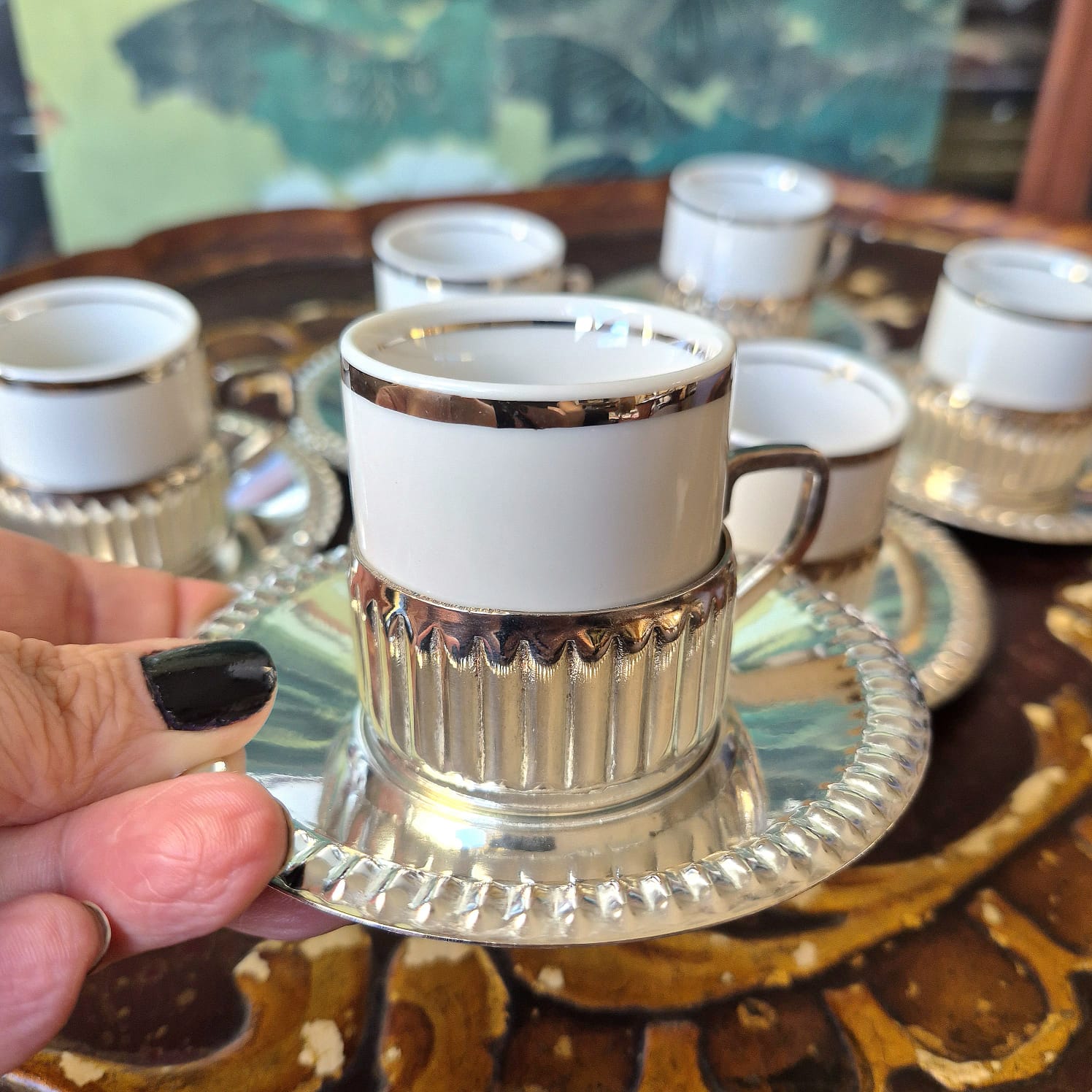 Conjunto de xícaras para café,  vintage, em porcelana branca com friso prateado, suporte e pires plissados em metal espessurado à prata 90. Em perfeito estado!