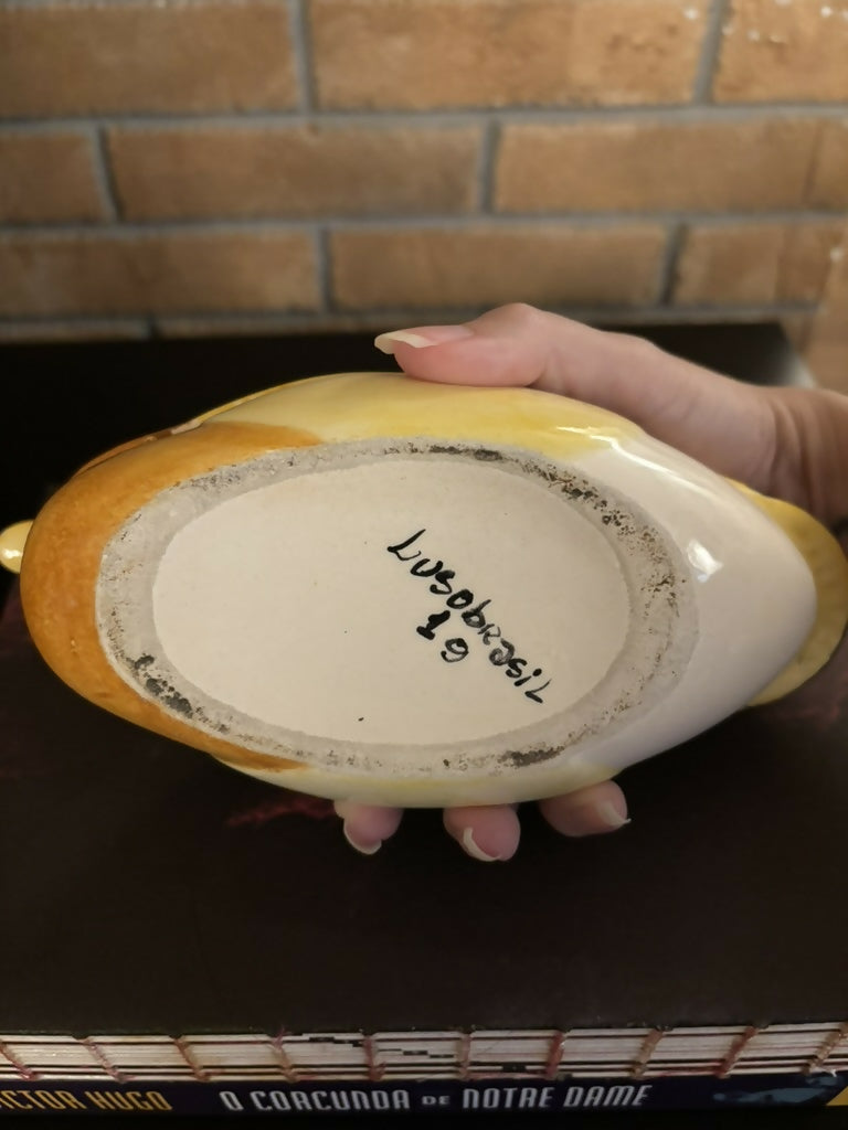 caixa em formato de pato, em porcelana portuguesa pintada à mão