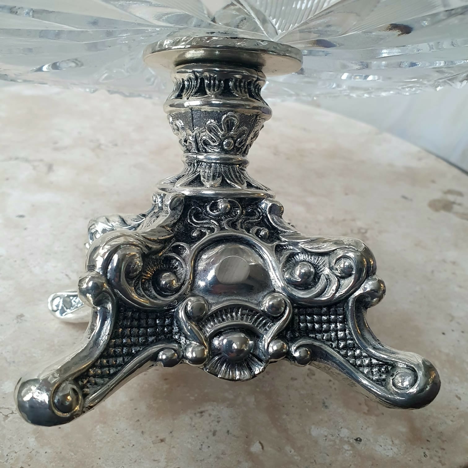 Centro de mesa em cristal alemão com pé alto espessurado à prata