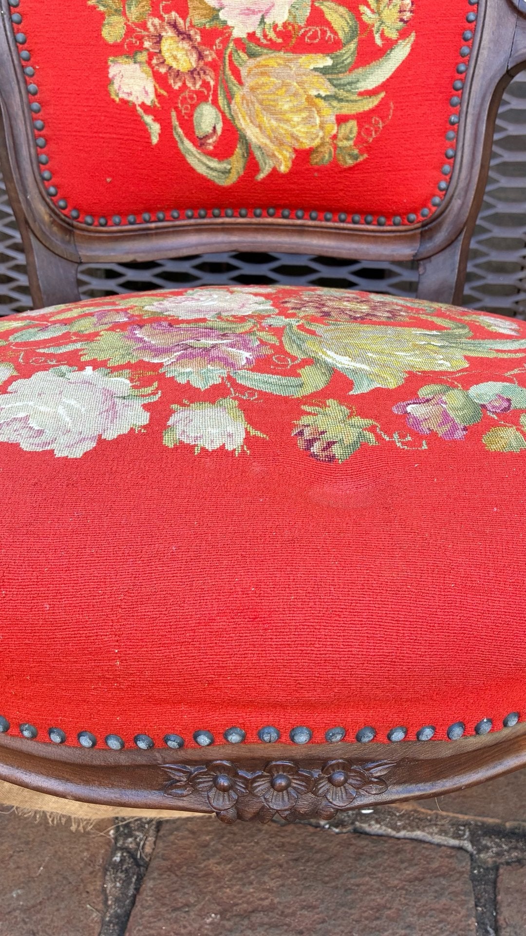 Par de Poltronas Luís XV com Tapeçaria em Petit Point