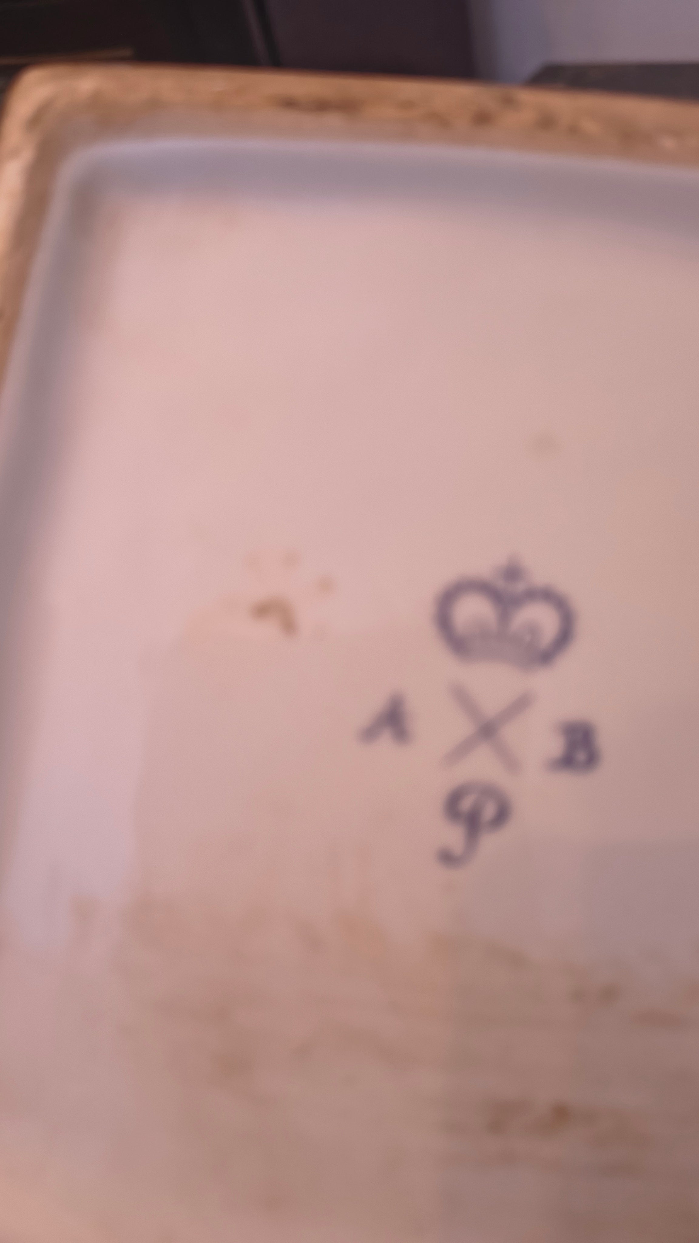 Par de Ânforas europeias pintadas à mão com cenas galantes e flores 