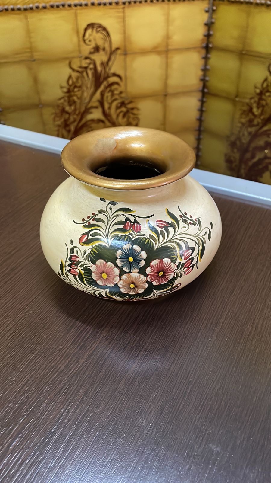 Vasinho de cerâmica pintado à mão com motivos florais
