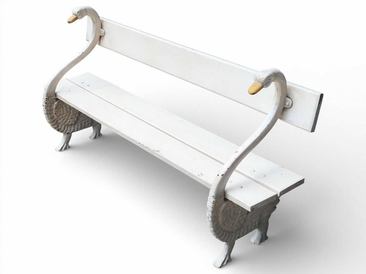 Banco de madeira em formato de dois cisnes