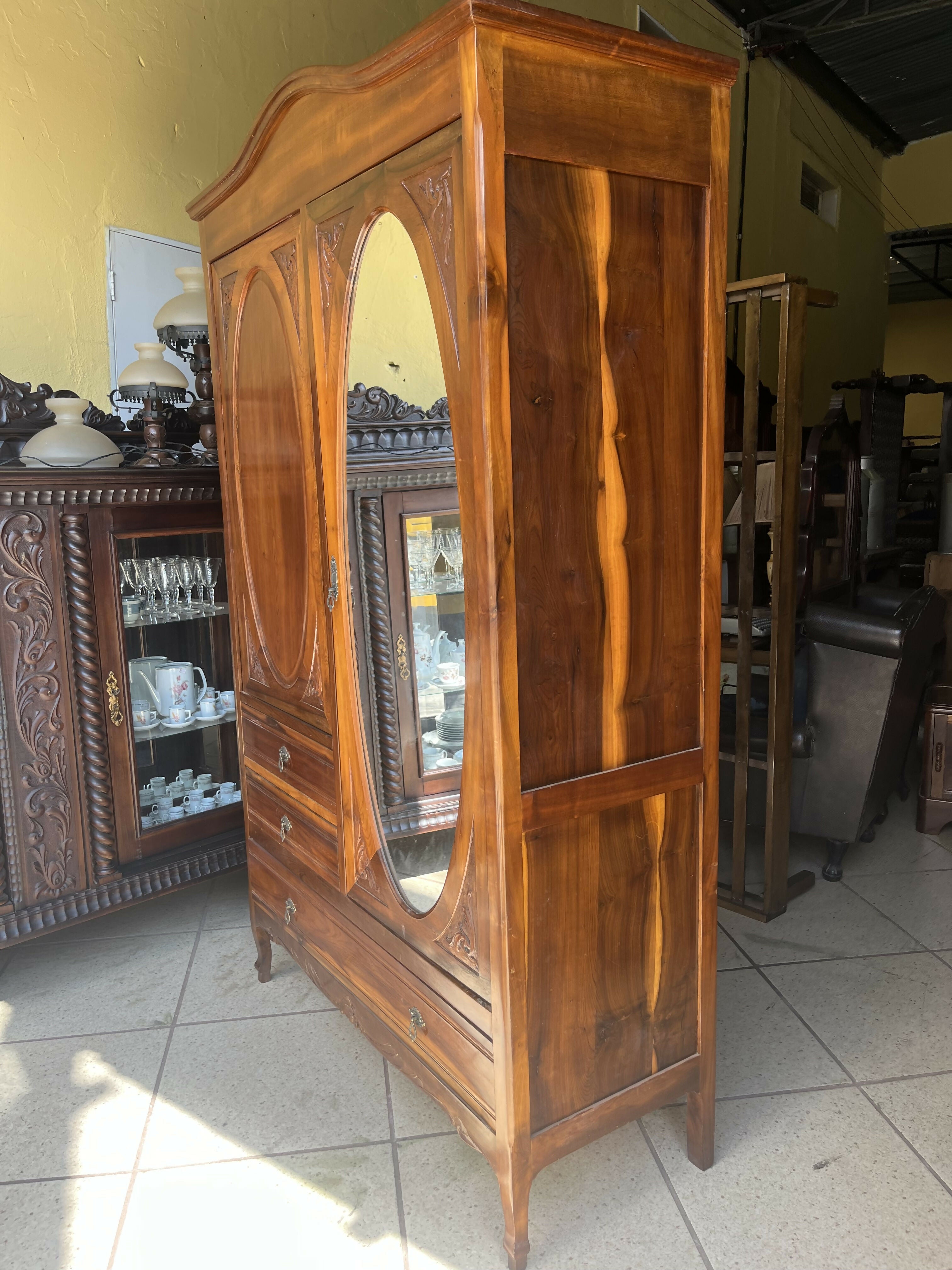 LINDÍSSIMO GUARDA ROUPAS EM PERFEITO ESTADO