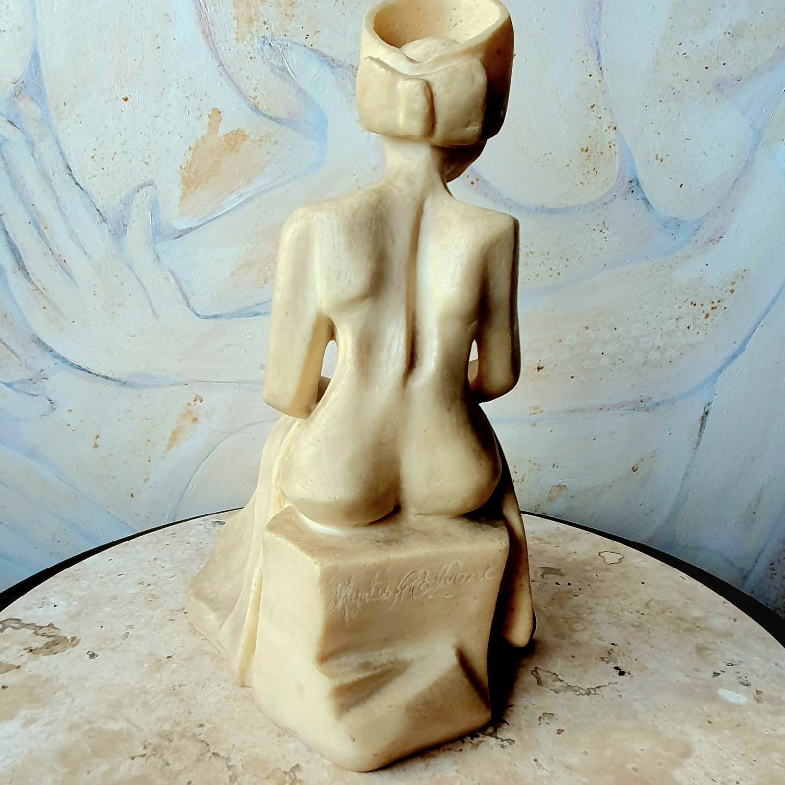 Escultura em resina e pasta de pedra representando "Figura Feminina " de Myrtis R.B.de Leoni Ramos