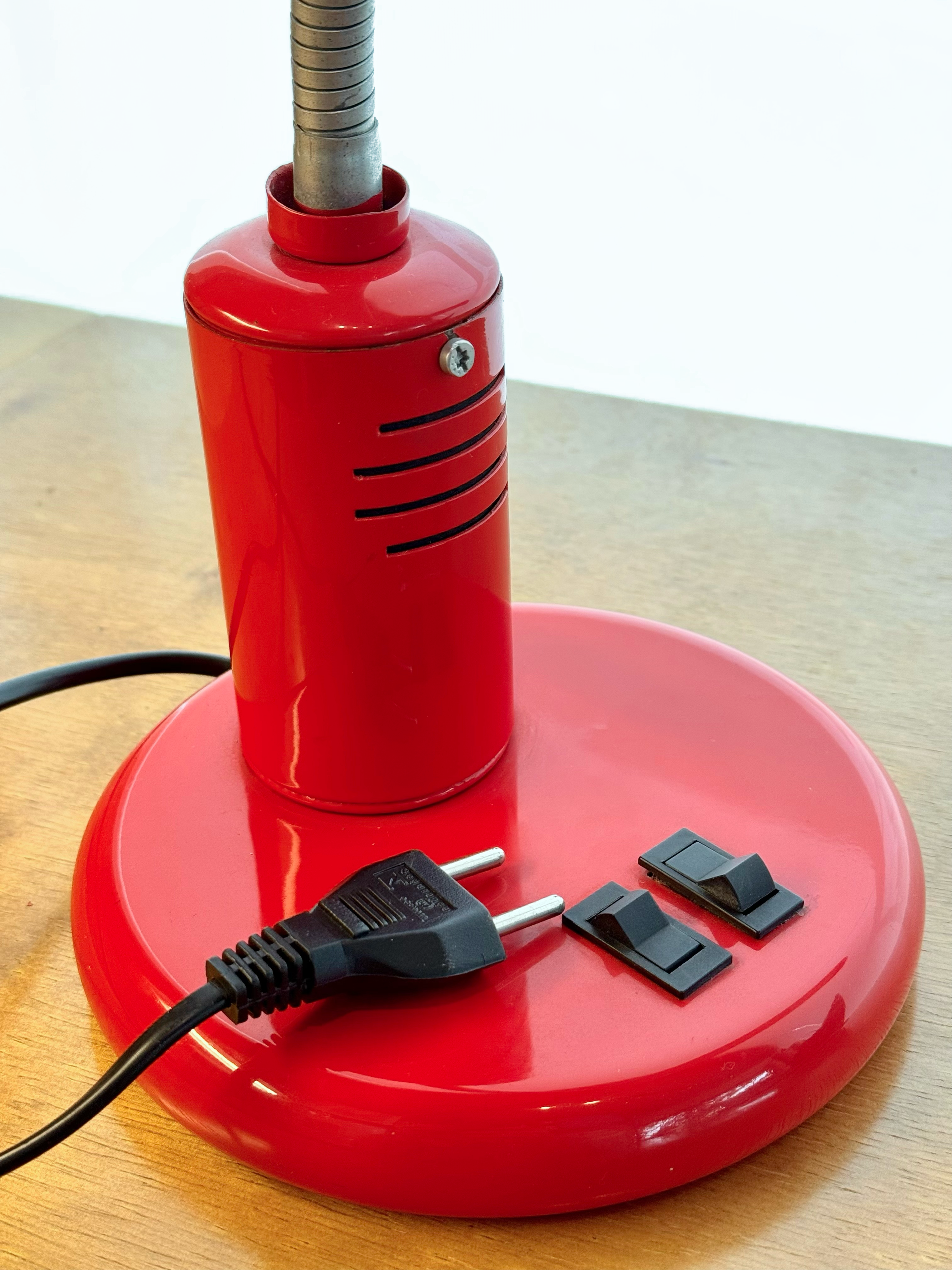Luminária de mesa articulada vermelha 