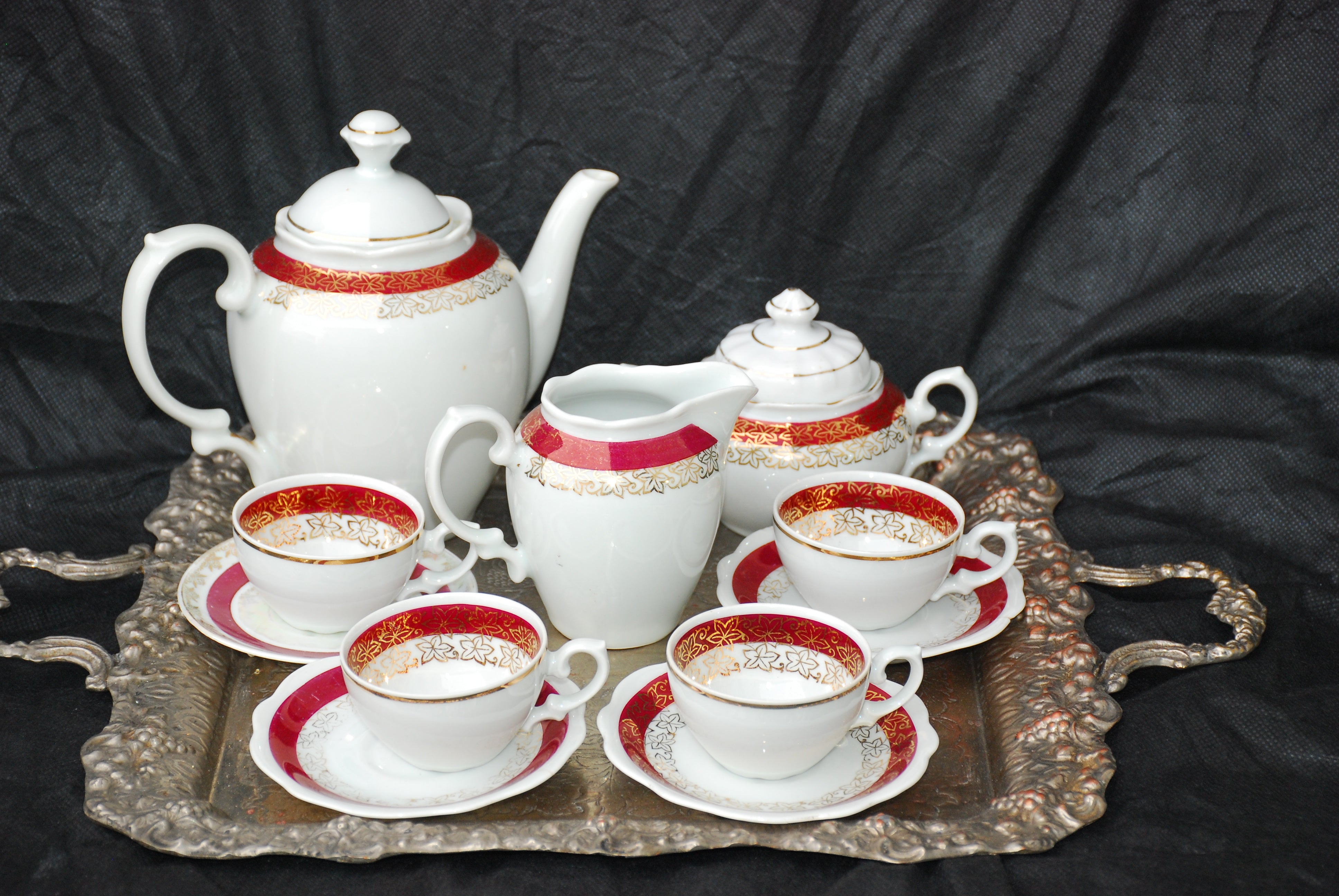 Conjunto de chá Porcelana Renner com detalhe em vermelho endoidada - anos 70 