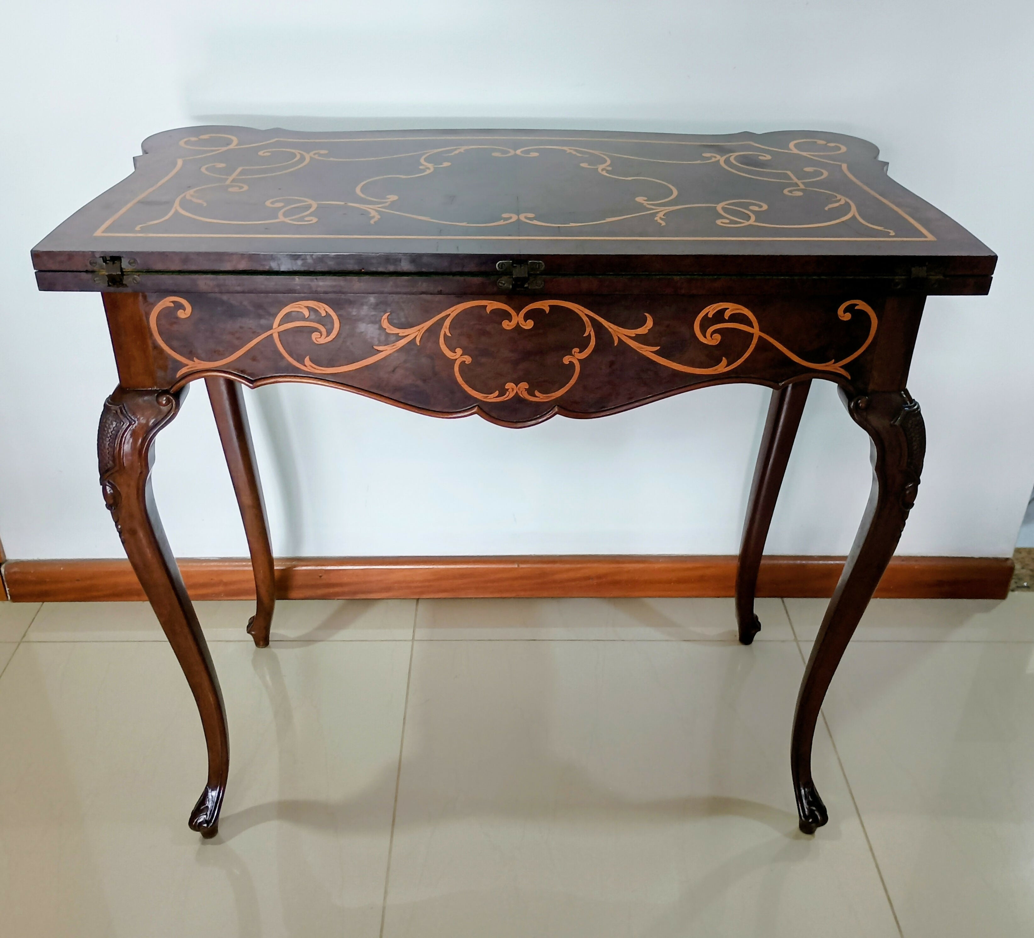 Mesa de Jogos /Aparador Marchetada – Tampo Dobrável – Década de 50