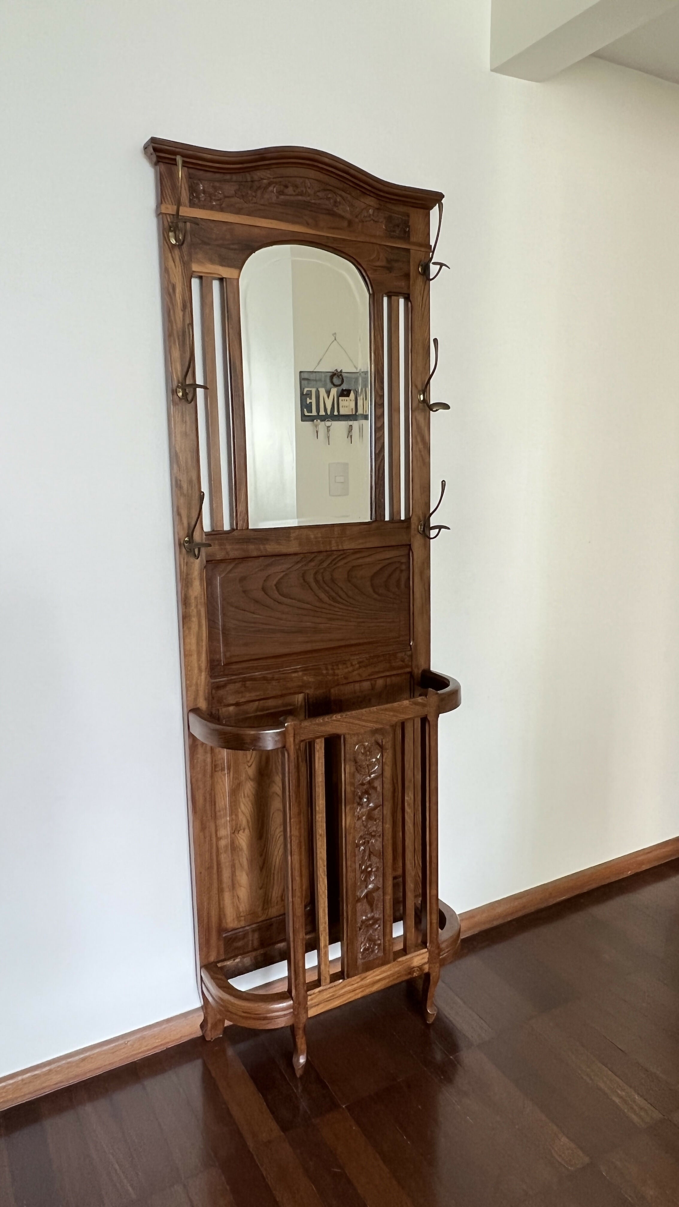 Chapeleira Linda em madeira maciça