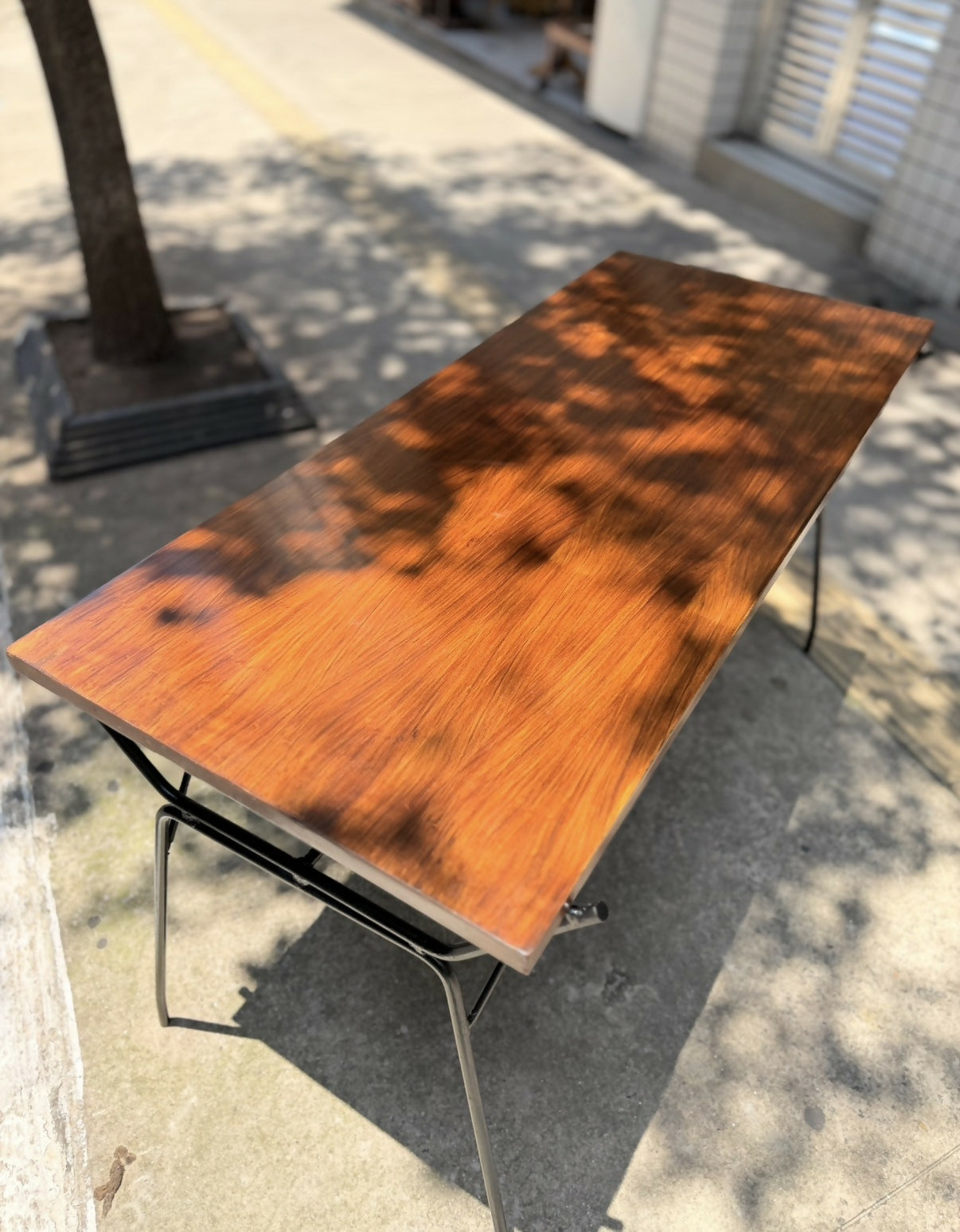 Mesa / Aparador com tampo em Jacarandá e base em ferro