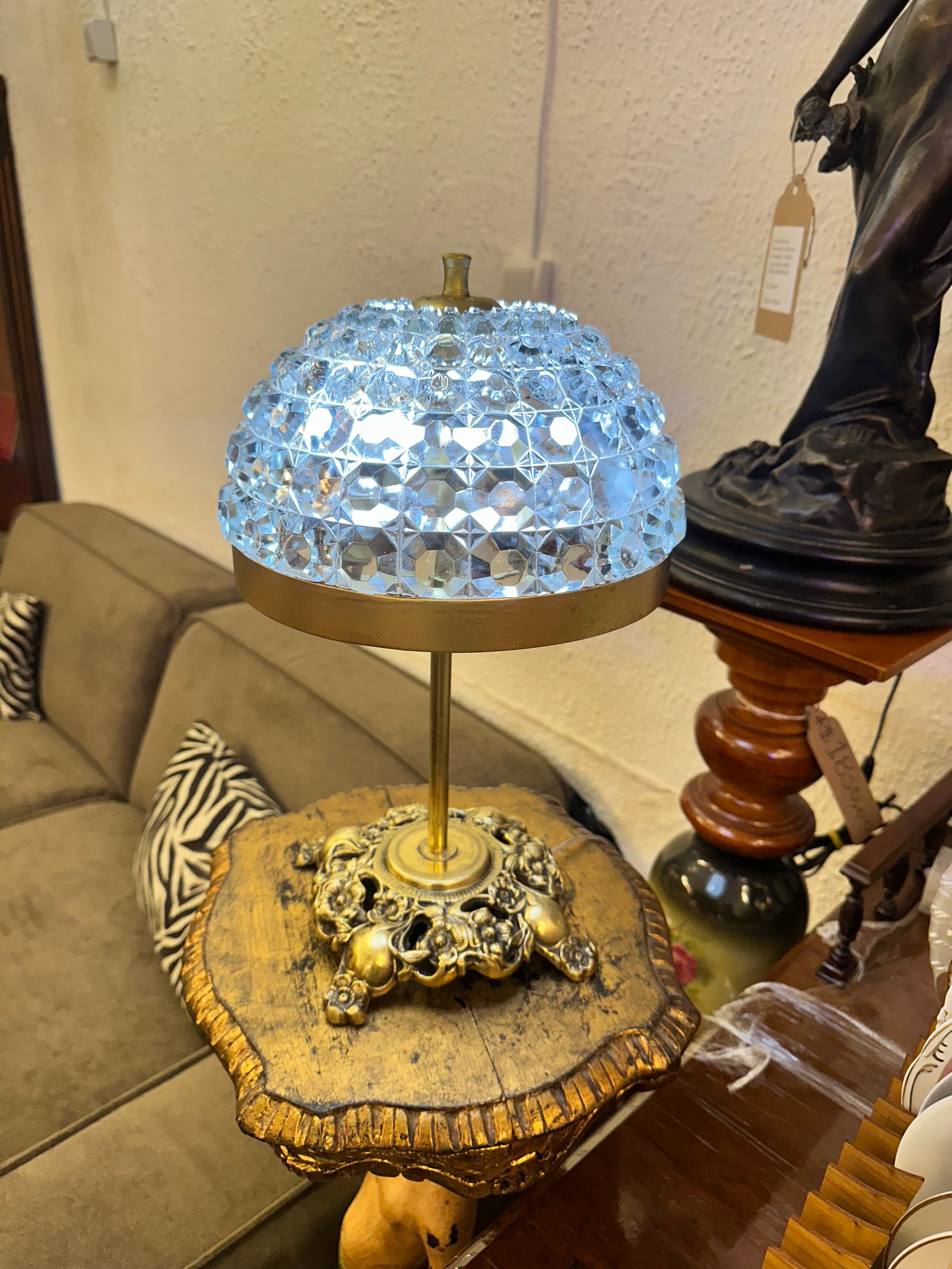 ABAJUR VINTAGE EM BRONZE DOURADO E CÚPULA ARREDONDADA EM CRISTAL LAPIDADO