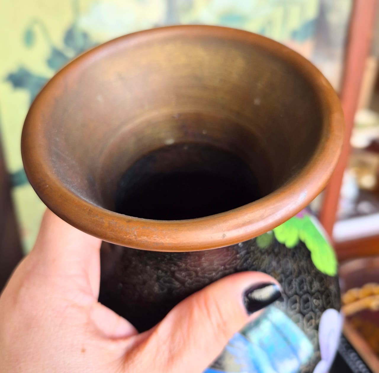 Vaso em cloisonné lindíssimo com decoração em peônias lilases no fundo escuro. Perfeito estado e incrível!