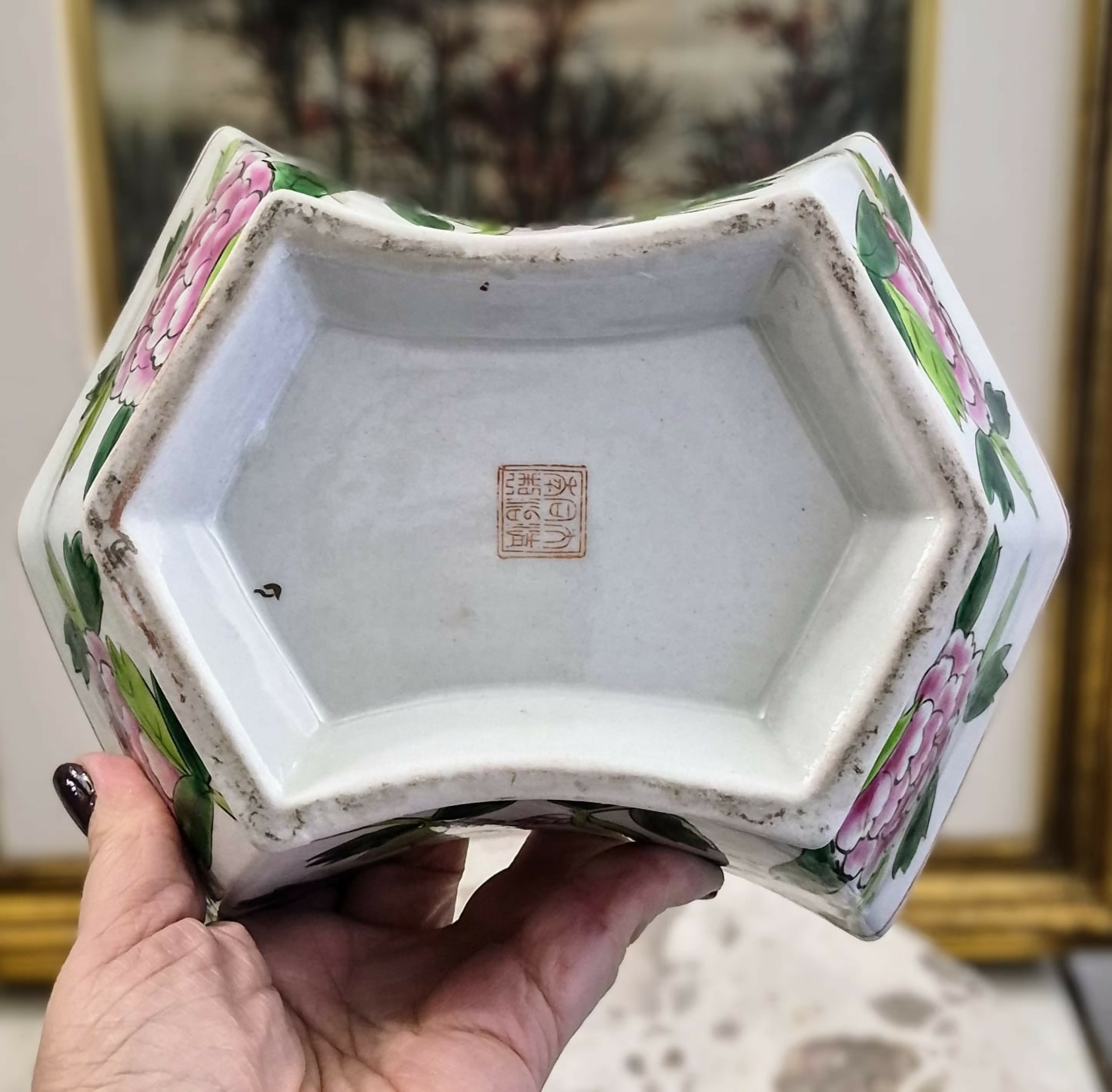 Maravilhoso centro de mesa sextavado em pasta de porcelana, anos 40, Família Rosa, decorado com peônias.