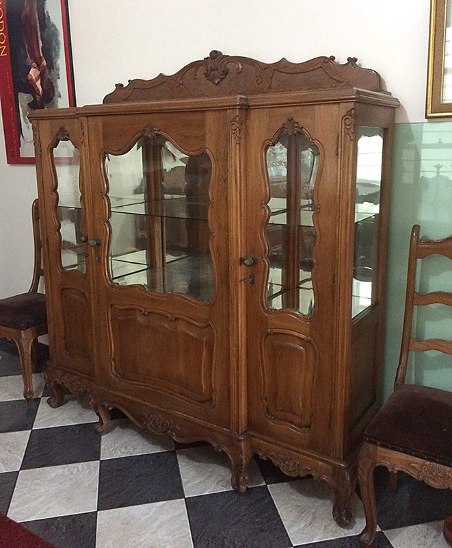 Cristaleira estilo Luis XV em madeira maciça 3 portas com espelho interno - anos 40-60
