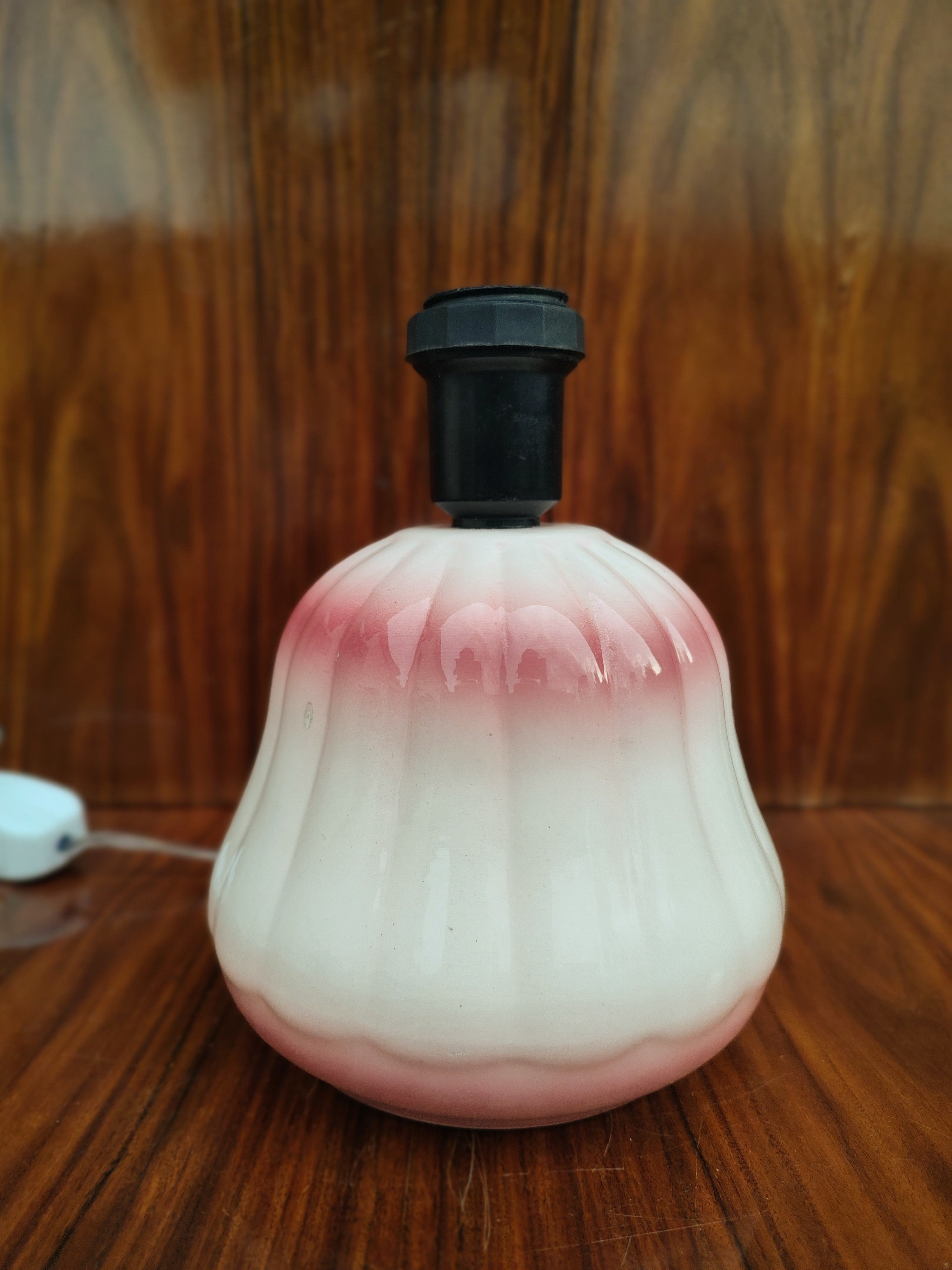 Pequeno Abajur / Luminária Bojuda em porcelana rosa e branca