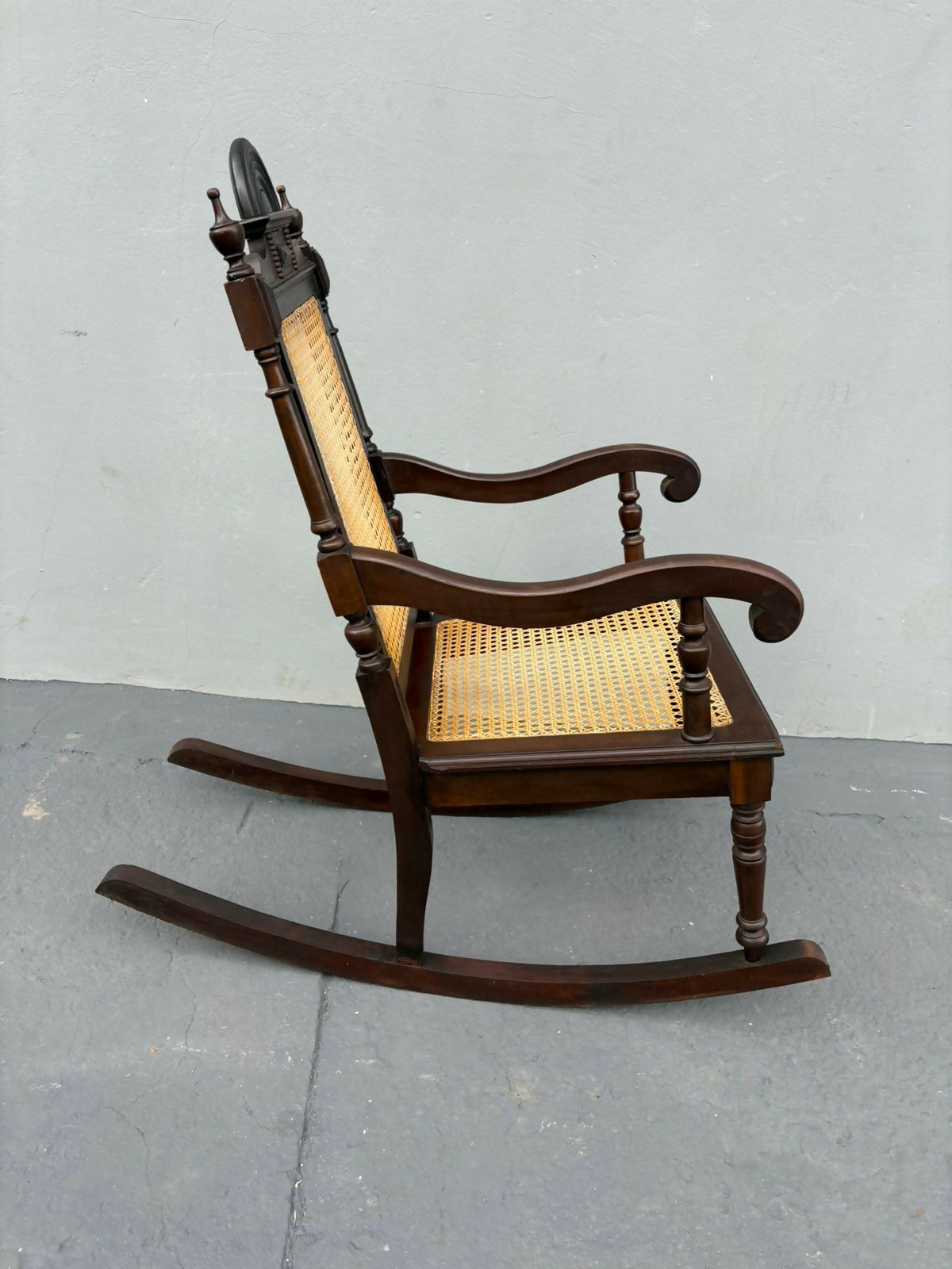 Cadeira de Balanço Vintage com Palhinha