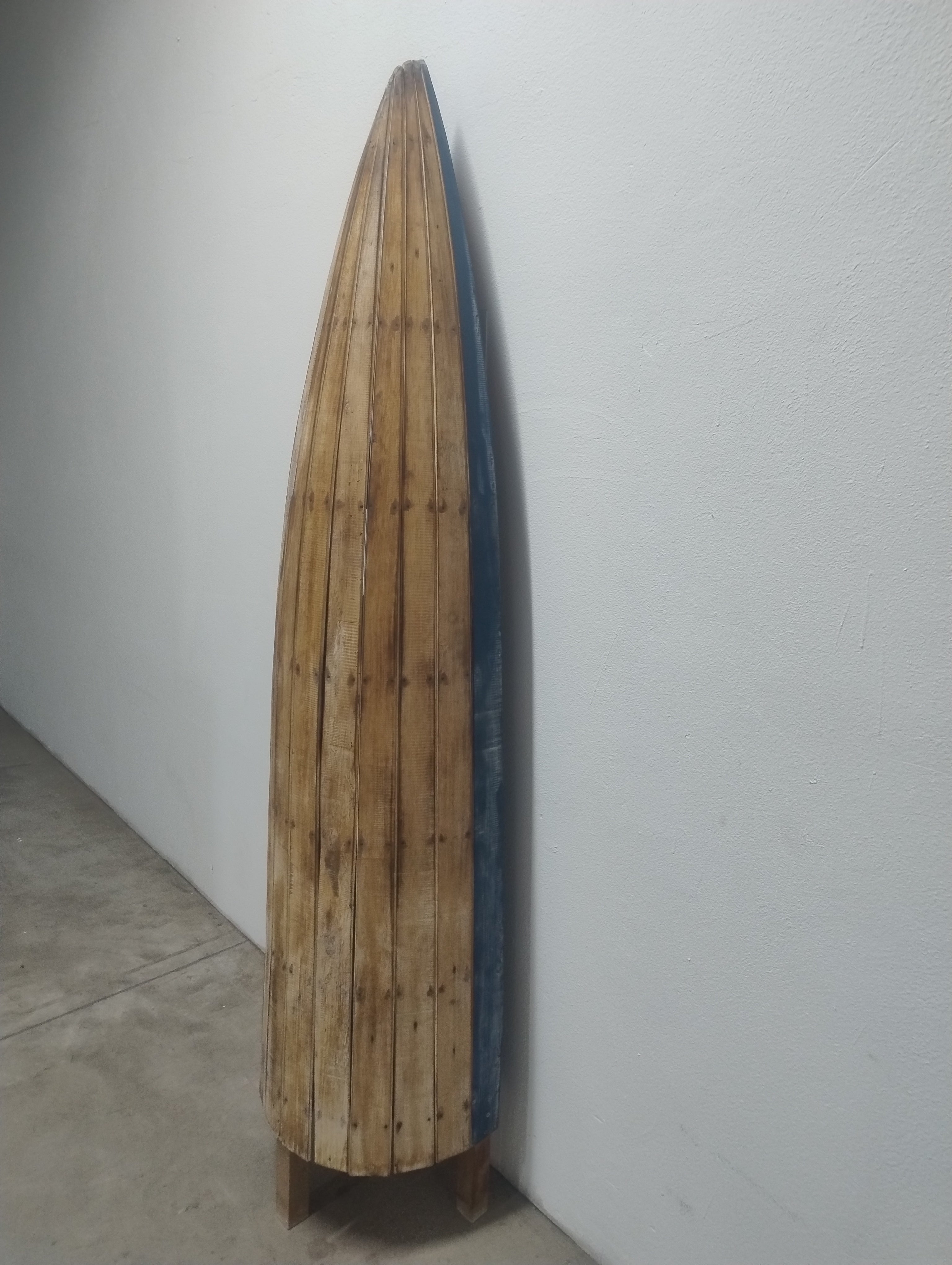 Adega Armário em Madeira em Formato de Canoa