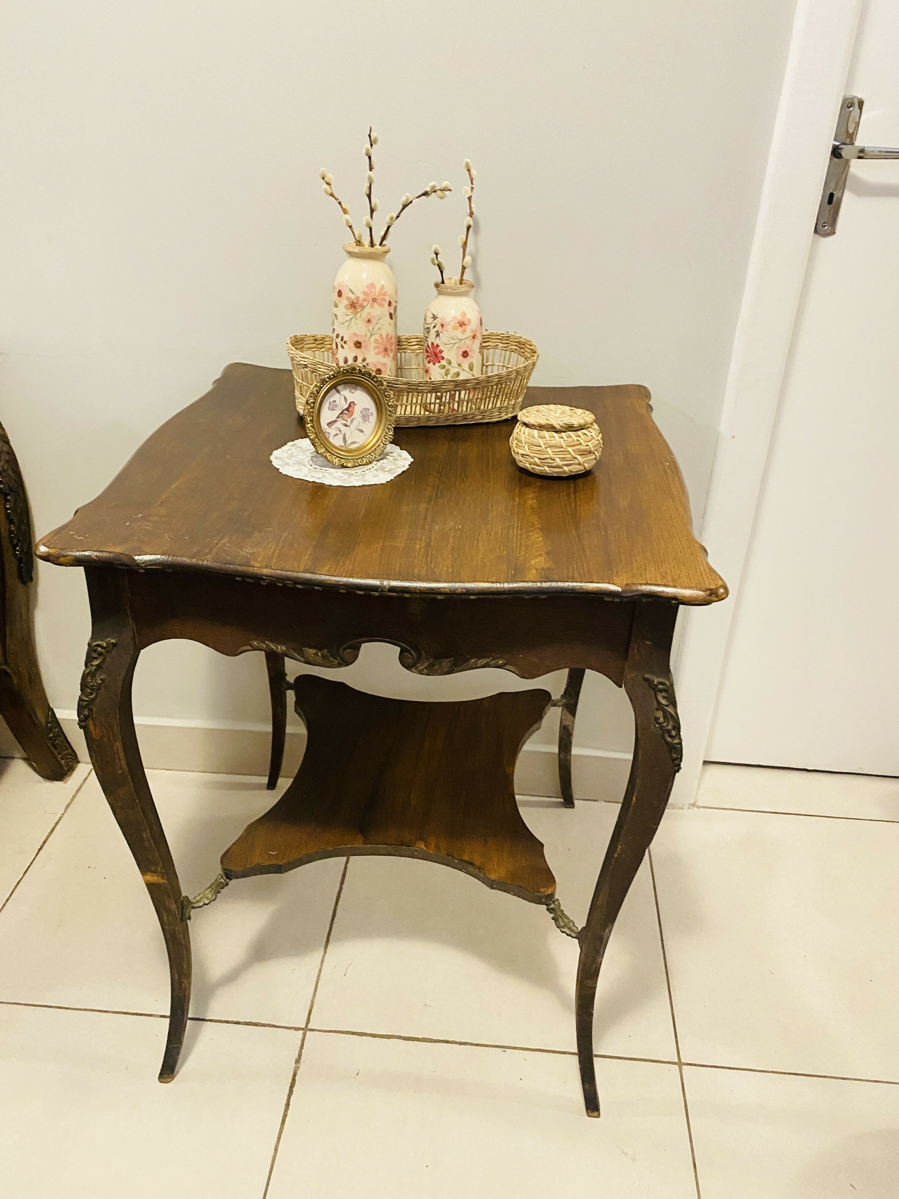 Mesa de canto antiga (Luis XV) com detalhes em bronze