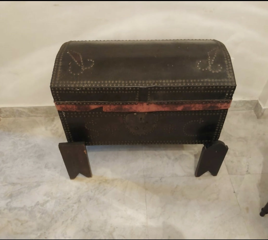 Baú antigo de couro