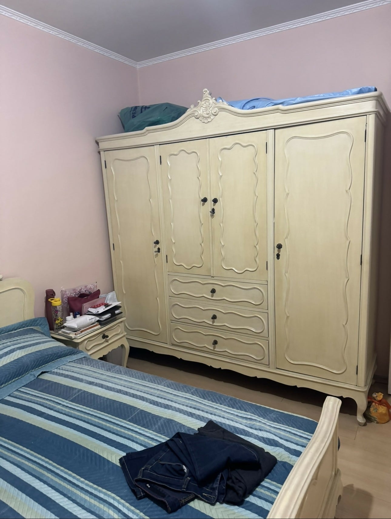 Quarto Provençal em Madeira Maciça com Pátina Artesanal | Criação de Artesão da Família