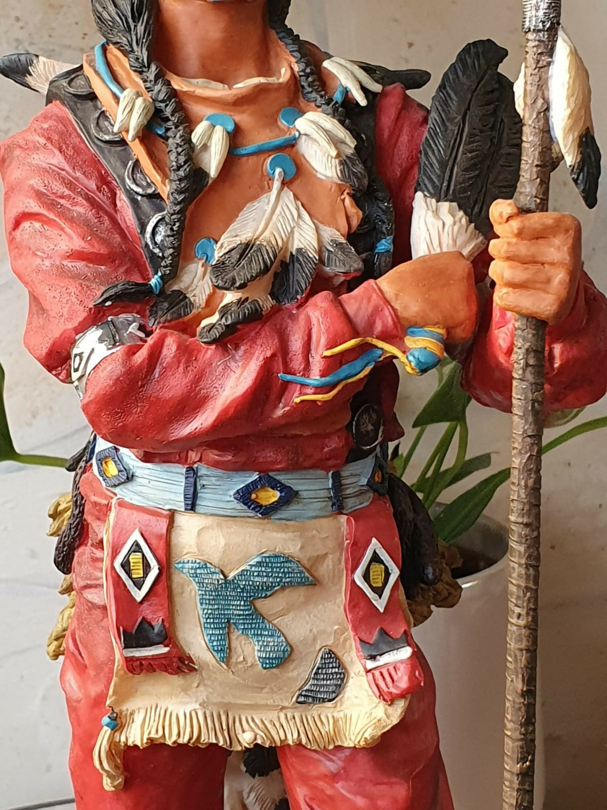 Escultura de índigena guerreiro norte americano em resina