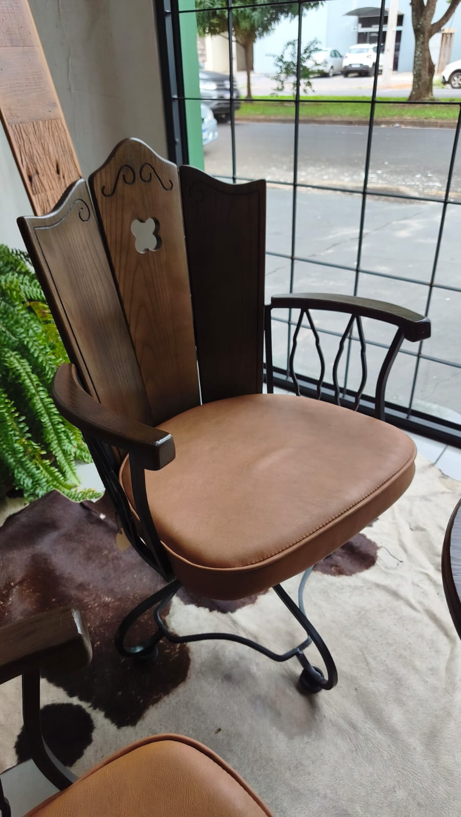 Conjunto de Mesa Redonda com 4 Poltronas – Madeira e Metal