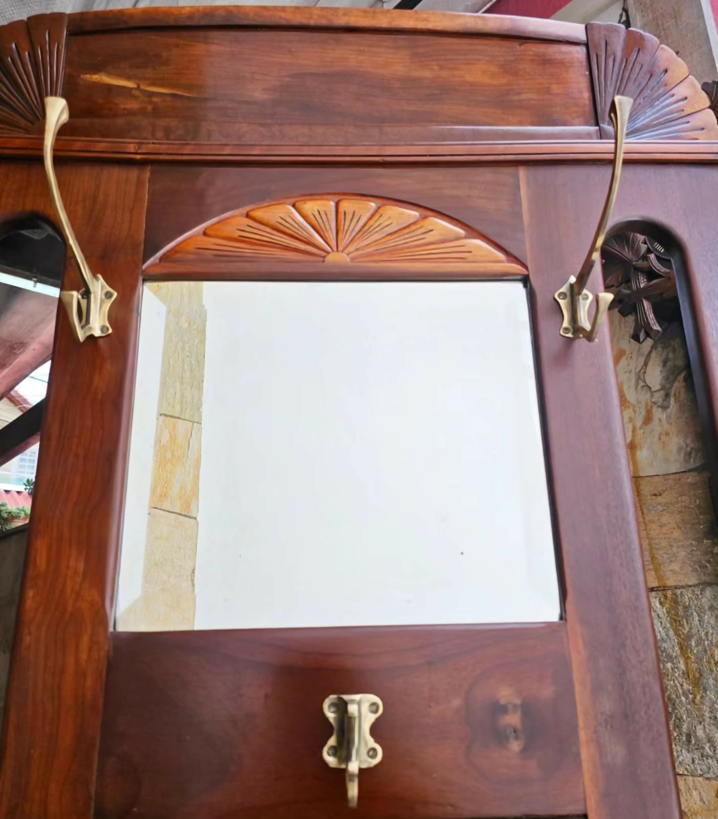 Linda chapeleira império, em madeira de lei, com entalhes, suporte para guarda chuva. Ganchos em bronze.