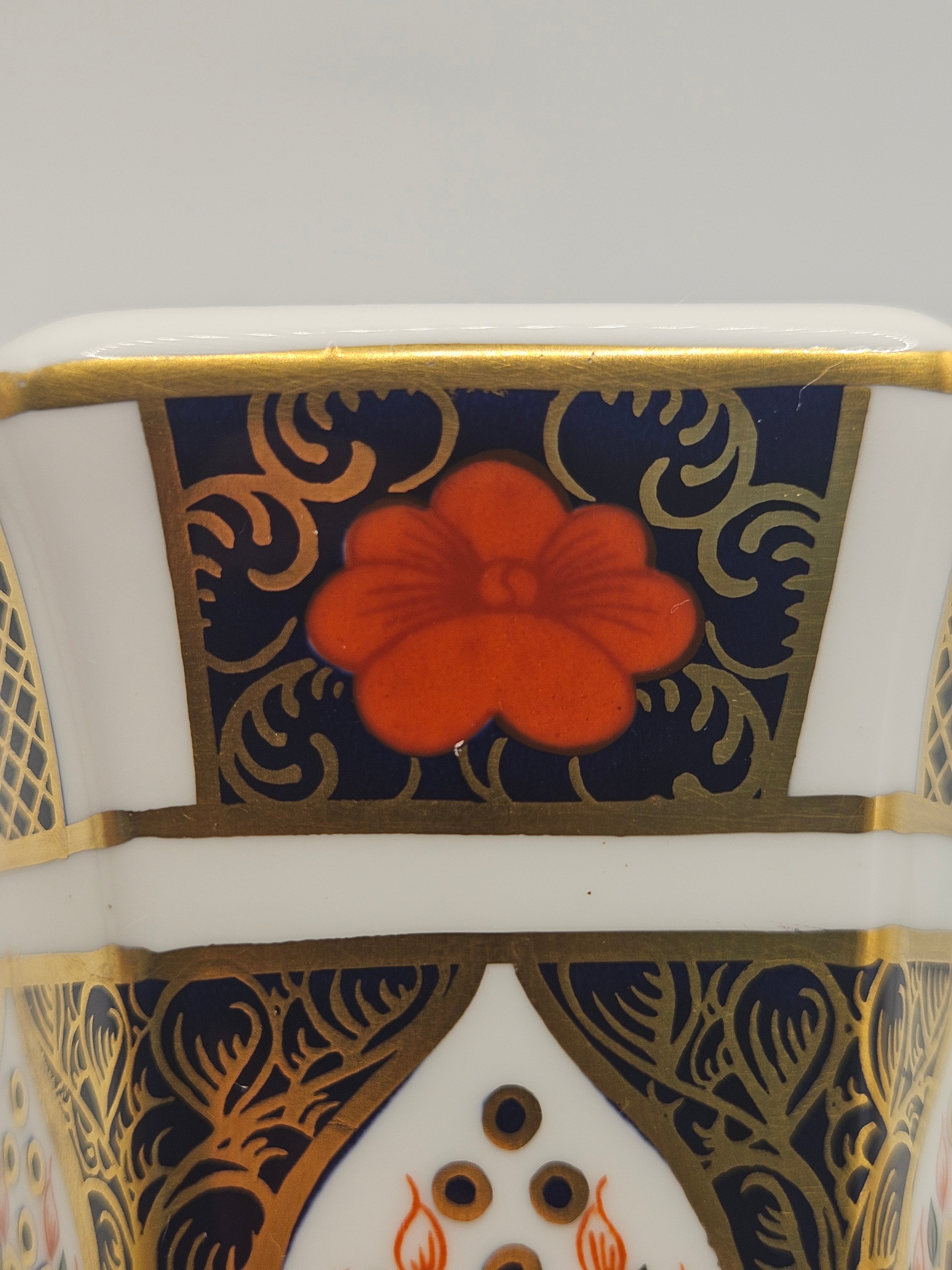 Vaso MinI Hexagonal - Royal Crown Derby - Padrão Imari 1128 (Ouro22k)