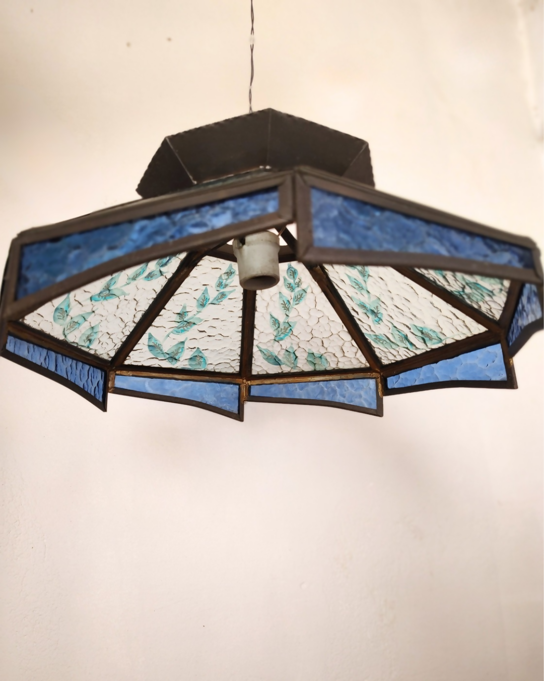 Antiga Luminária anos 60 em metal e vidro texturizado (azul e transparente)