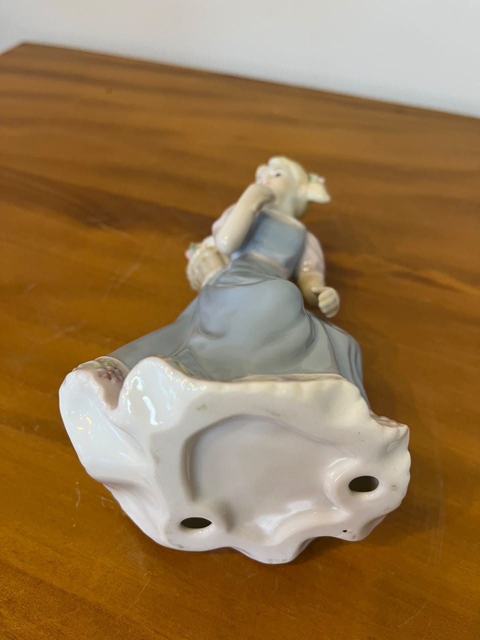 Escultura em Porcelana – Menina com Cesto de Flores e Gato – 16 cm
