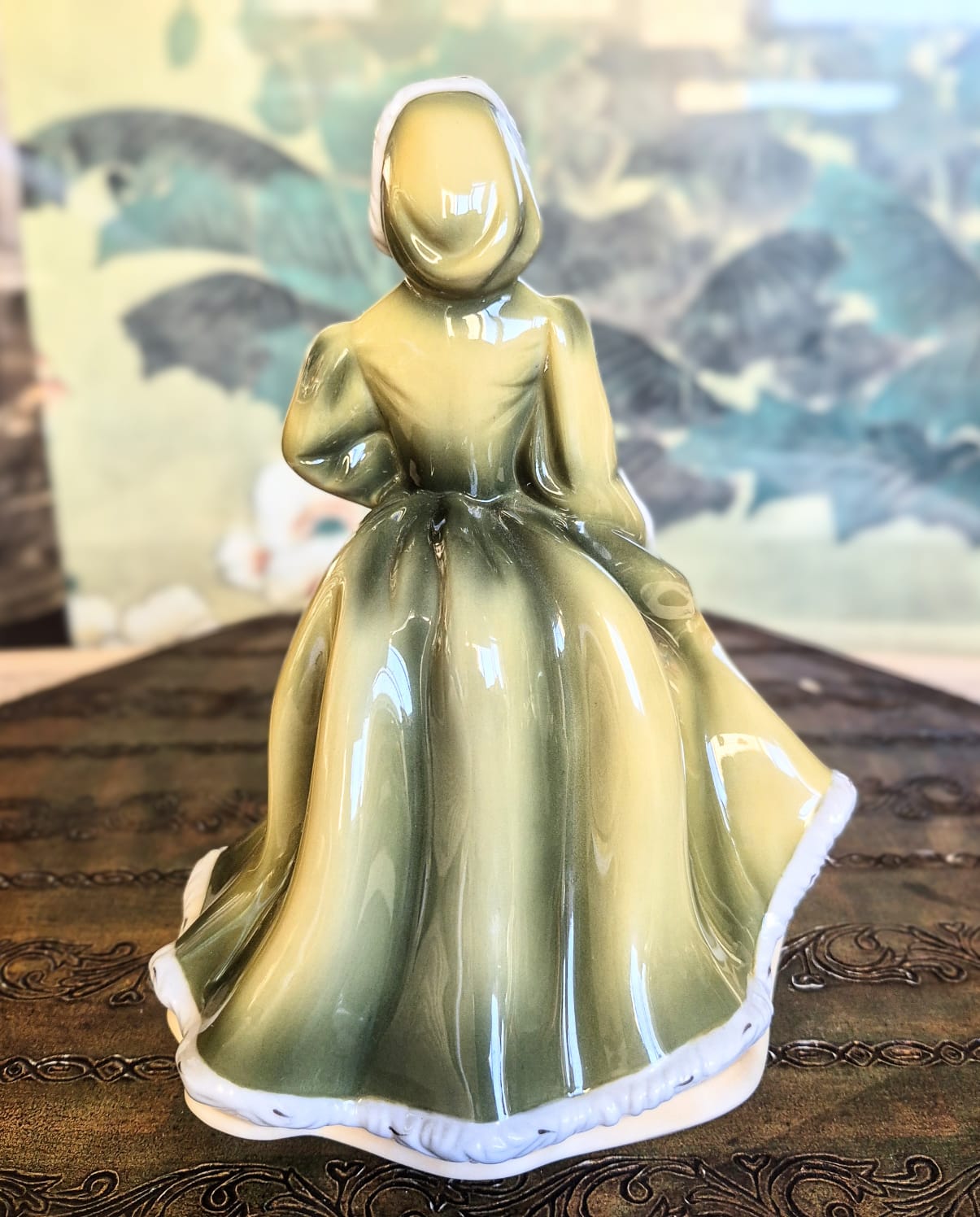  Estatueta maravilhosa em porcelana Fine Bone China inglesa Royal Doulton chamada "Emma" (HN4840) da linda coleção Pretty Ladies de 2005.