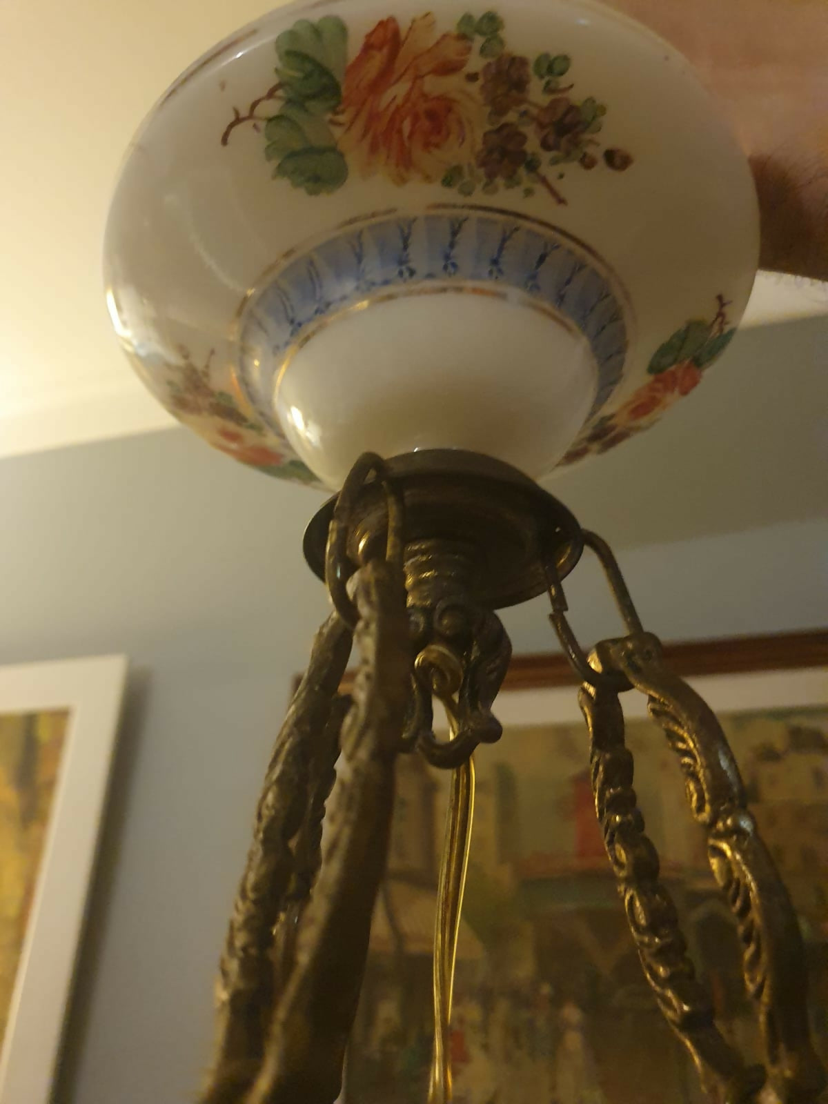 Antiga luminária pendente de teto em opalina branca pintada a mão com estrutura em bronze