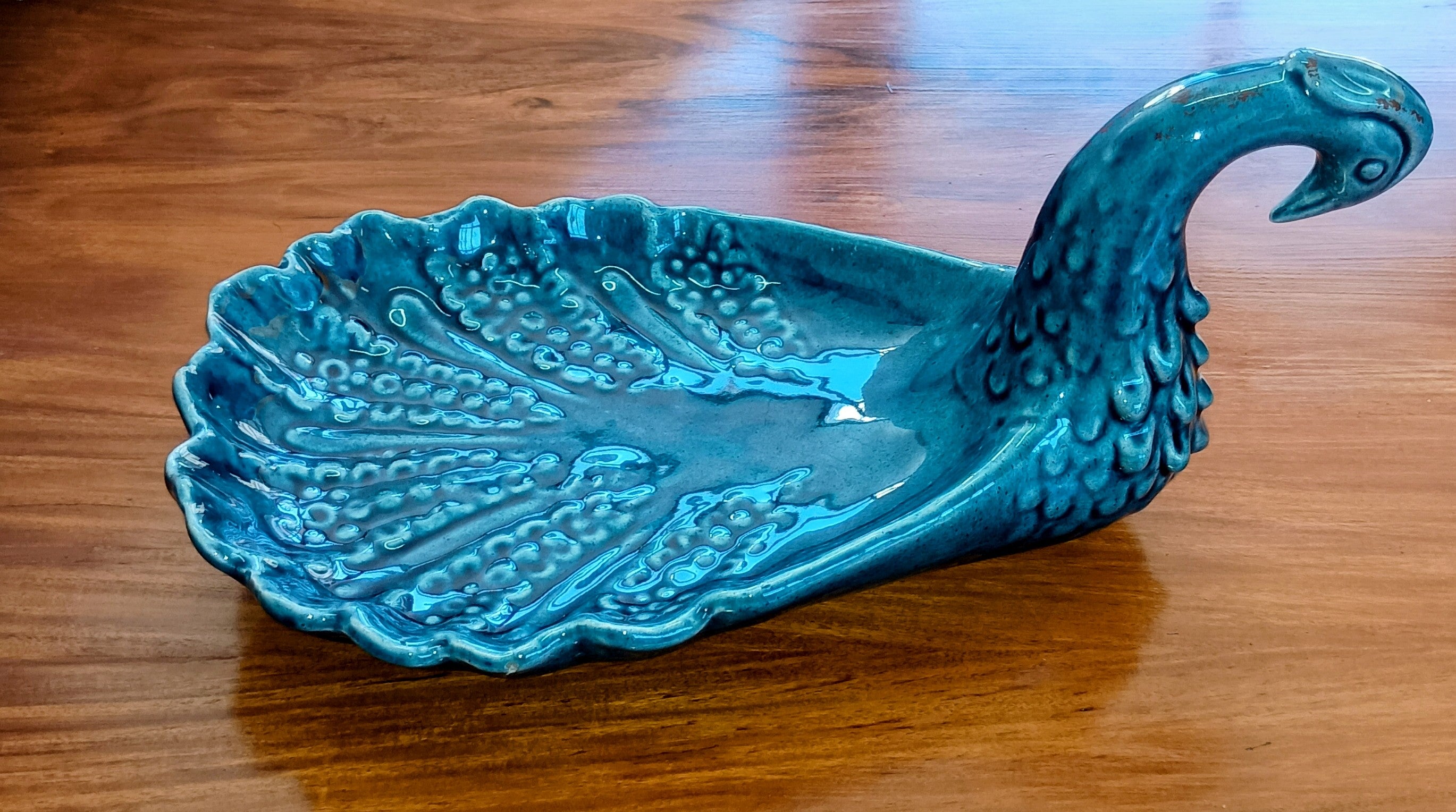 CISNE DECORATIVO EM CERÂMICA VITRIFICADA EM AZUL TURQUESA 