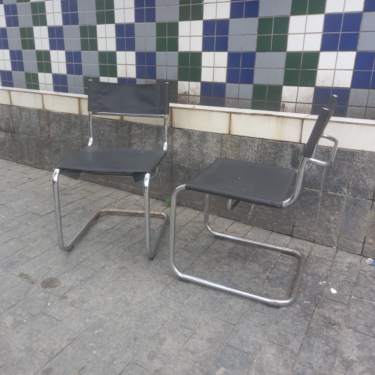 Par de cadeiras cromadas com estofado preto 