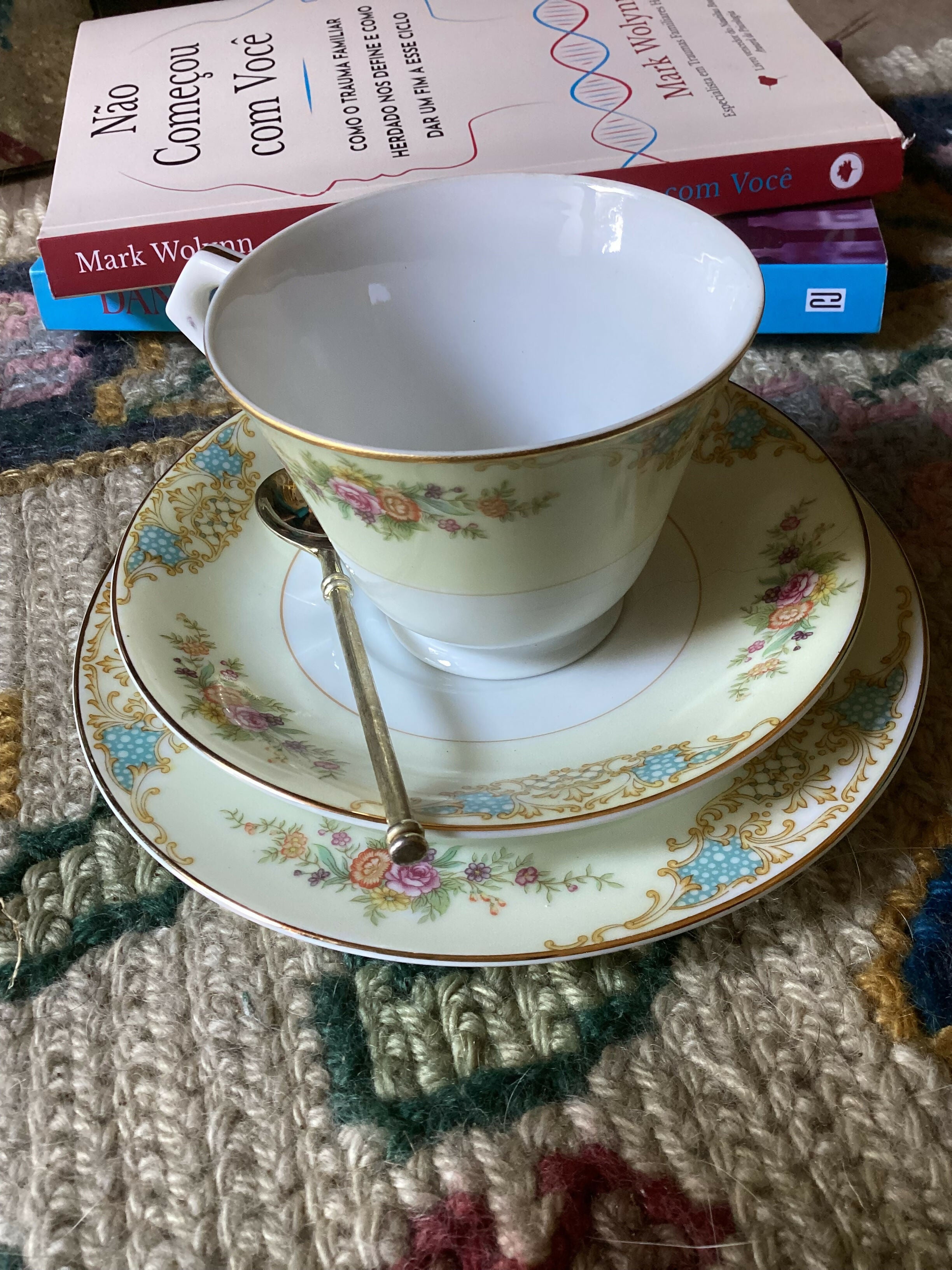 Mesa posta com preciosos e delicados trios de chá