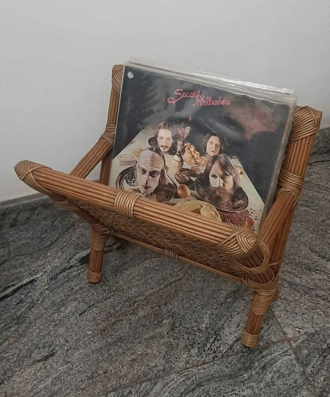 REVISTEIRO EM BAMBU E PALHA (EM 10X SEM JUROS)