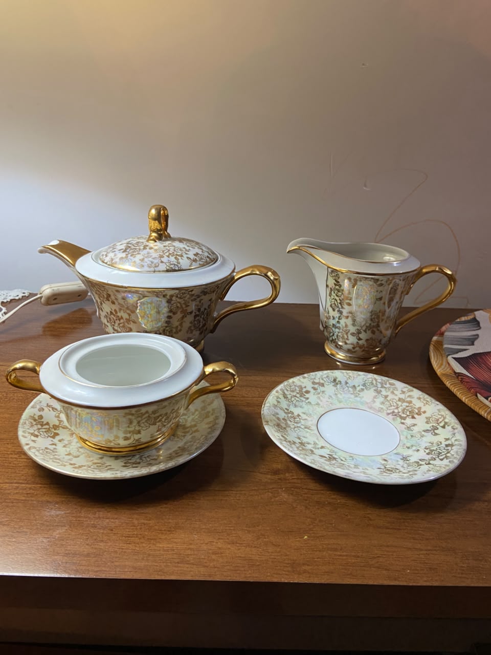 Conjunto de Serviço em Porcelana Mauá. com douração em relevo 