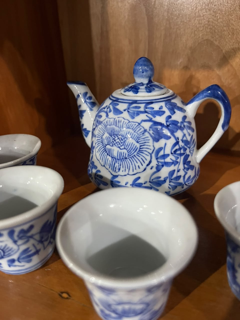 Conjunto para chá em porcelana azul e branca — bule + 4 xícaras