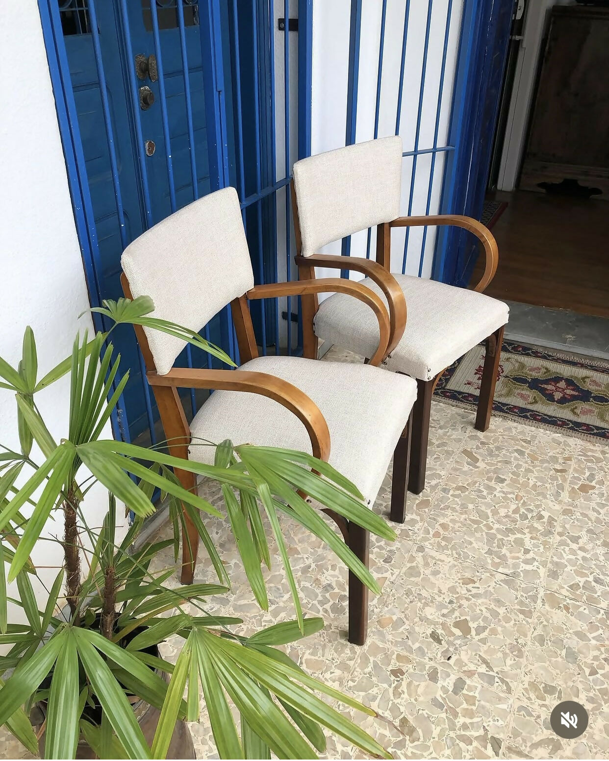 Poltronas em madeira e estofado claro (valor unitário)