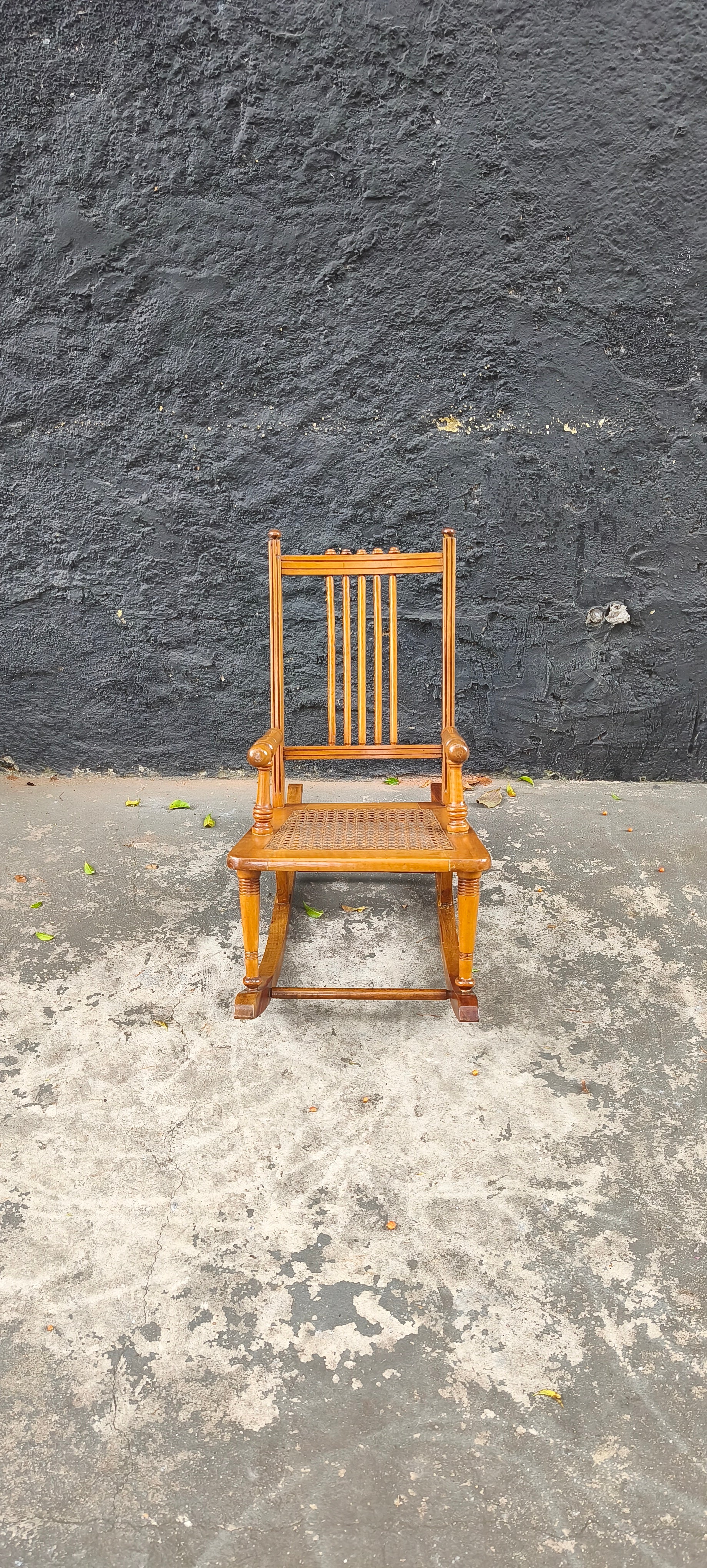 Cadeira de balanço infantil em palhinha (recém restaurada) 