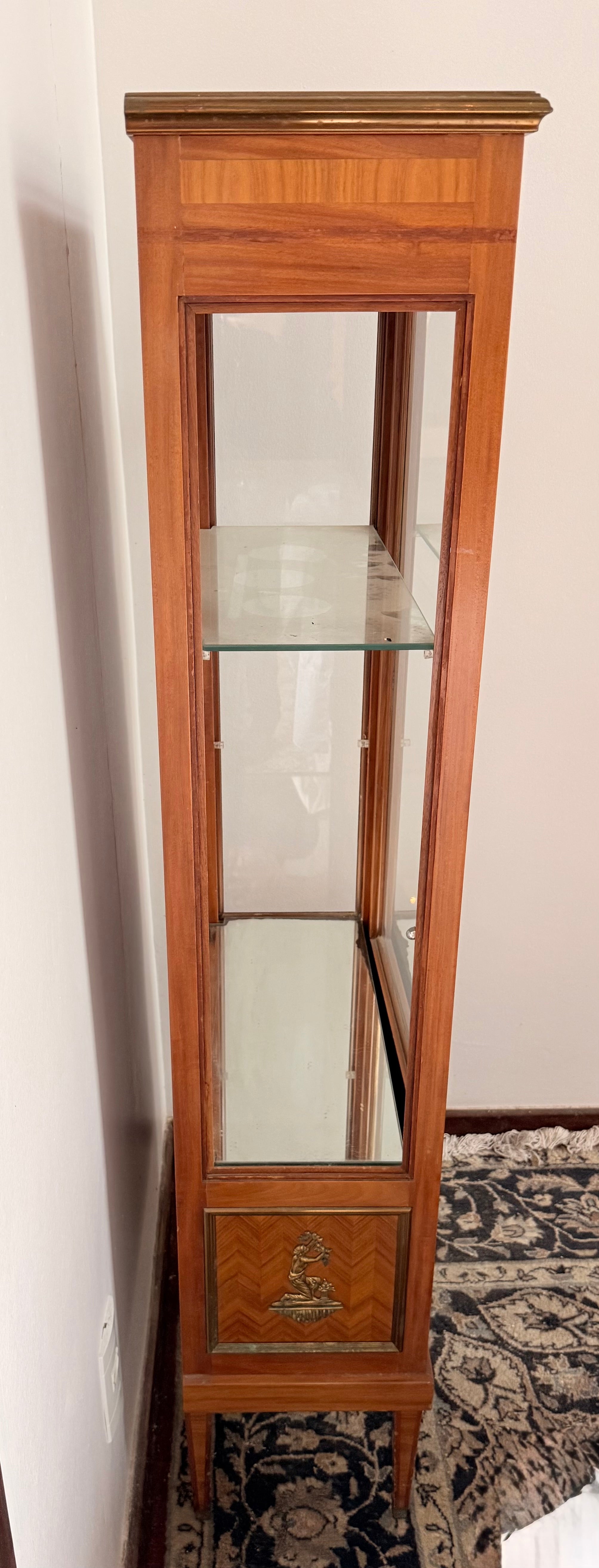 Cristaleira Vitrine Antiga Francesa estilo Napoleão III Marchetada com detalhes em Bronze