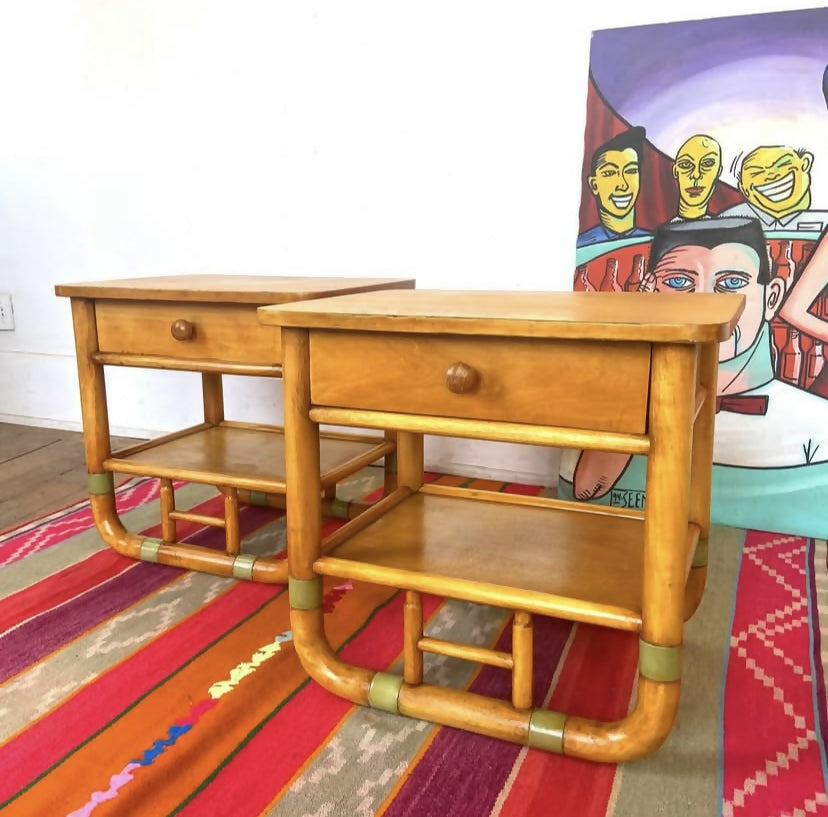 Par de mesinhas de cabeceira