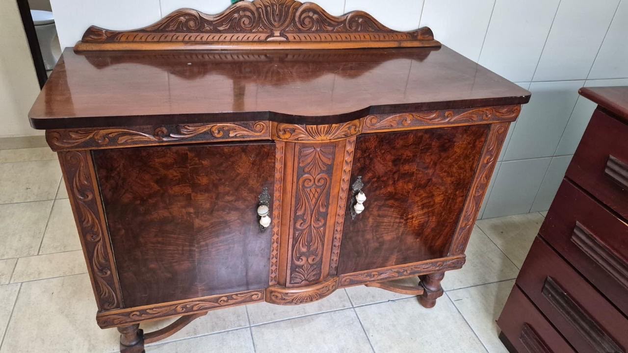 Buffet Antigo em Madeira com Marchetaria e Entalhes Decorativos