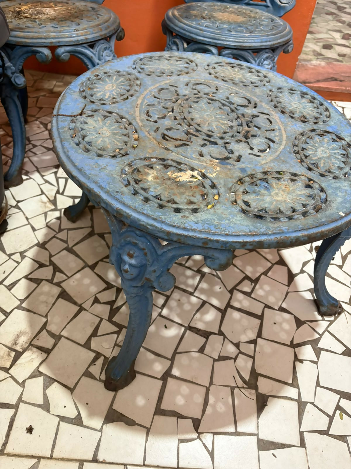 Conjunto mesa e cadeiras em ferro fundido azul para área externa