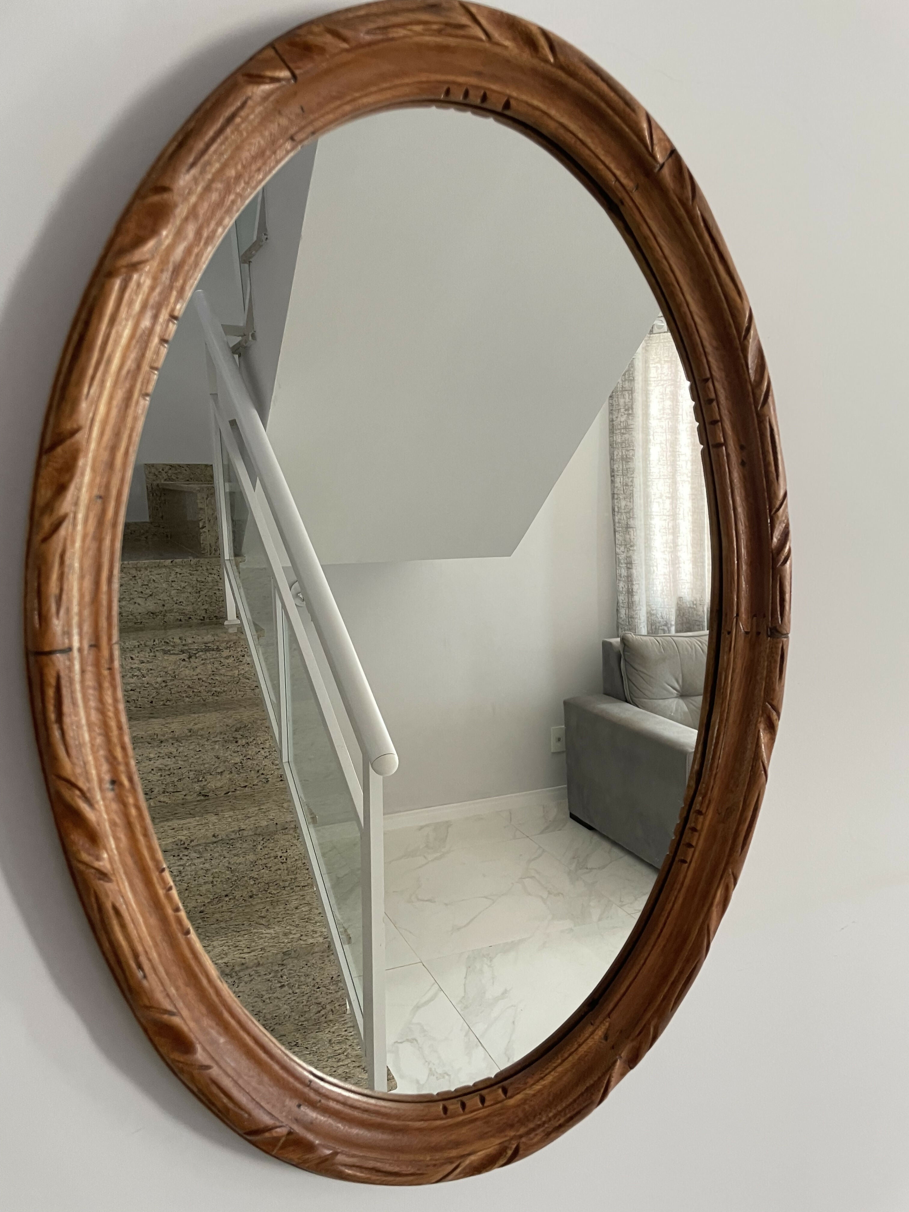 Espelho com moldura em madeira