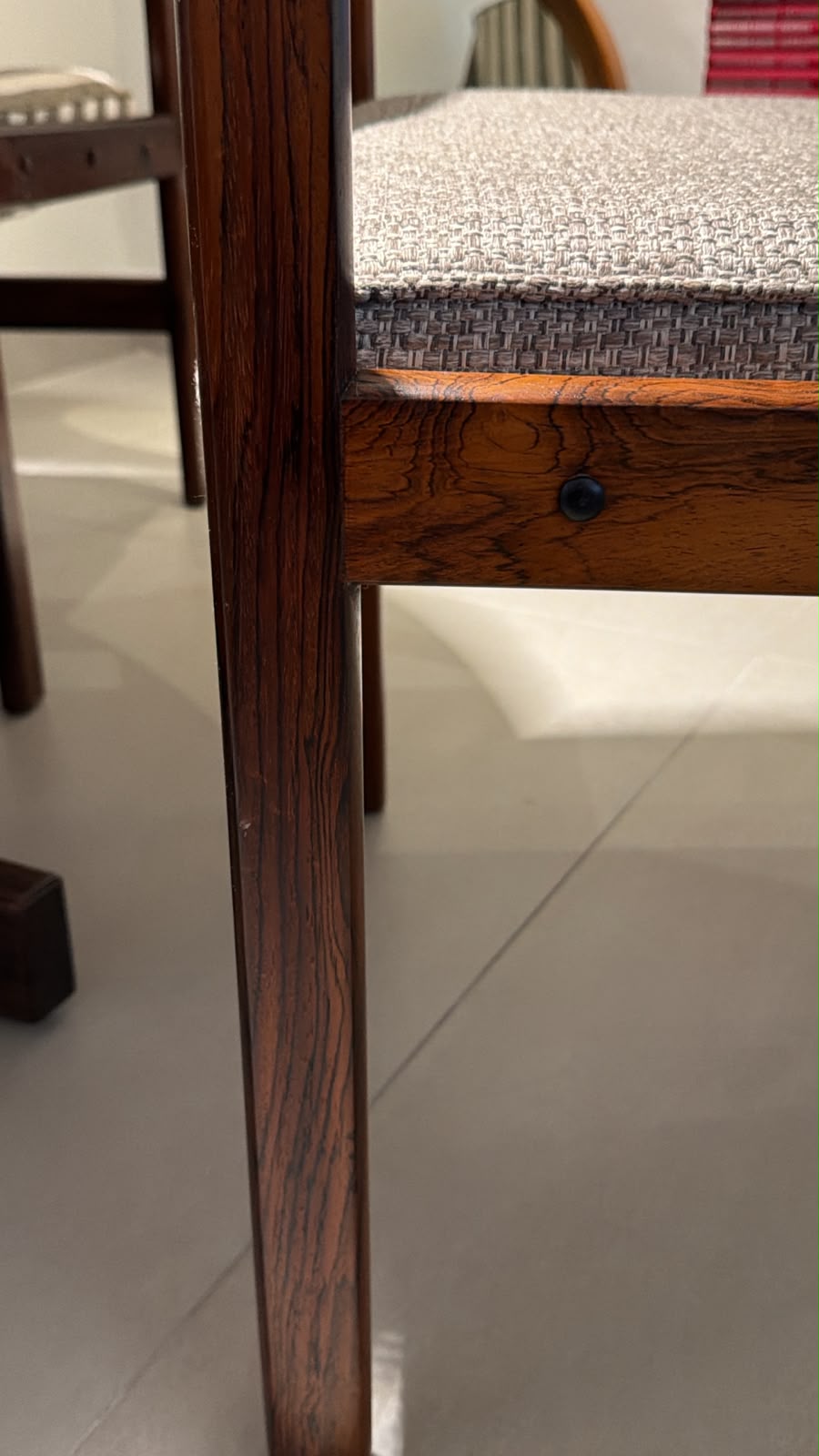 Poltrona Tião em Jacarandá maciço com tapeçaria renovada (possui Placa de patrimônio) 