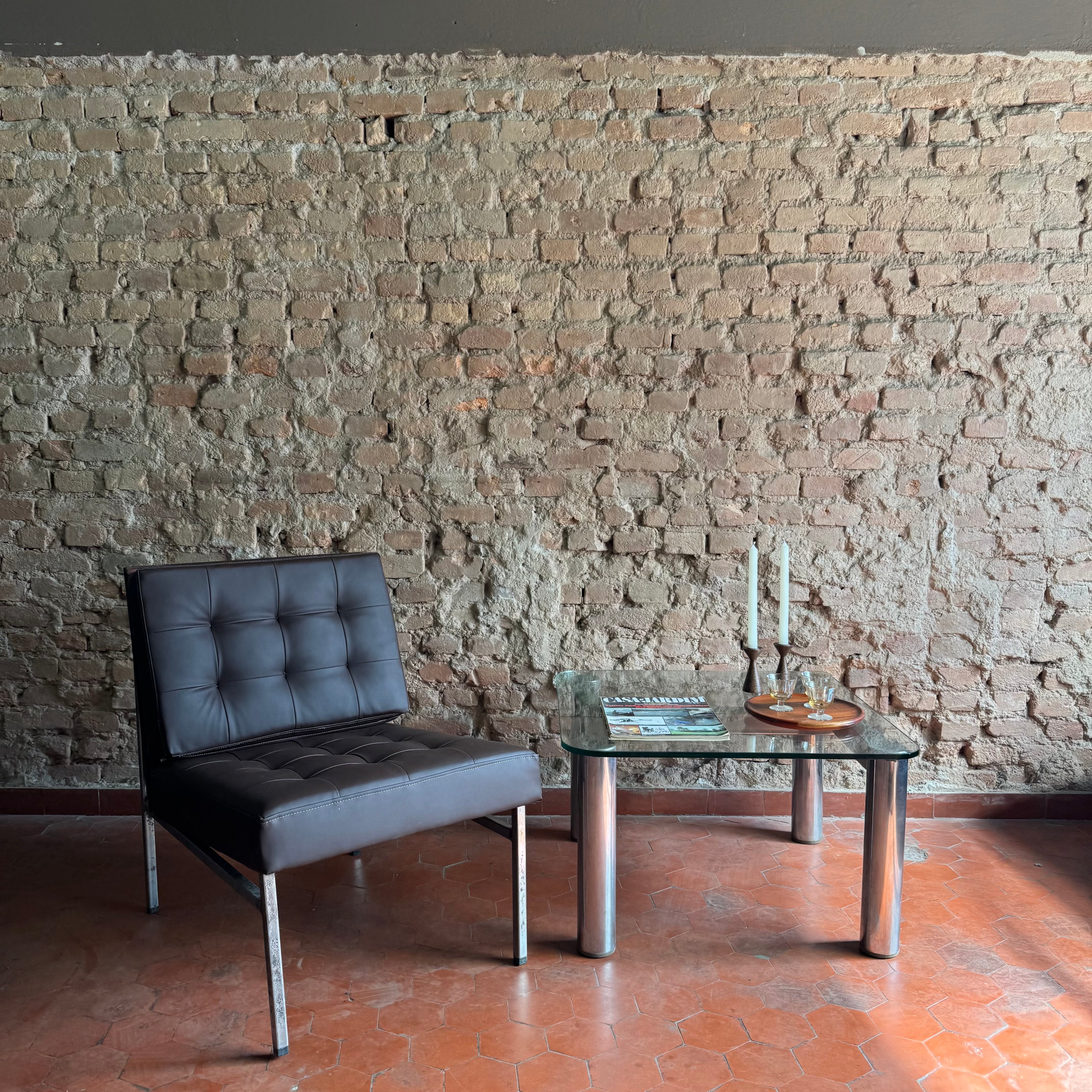 Poltrona em metal cromado com estofado em courvin marrom café e costas em Jacarandá - anos 60