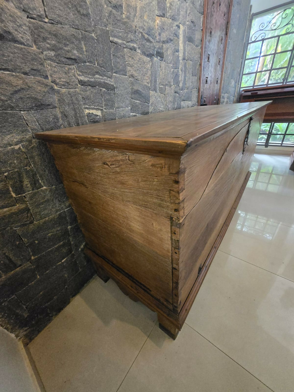 Arca colonial imponente, em madeira maciça