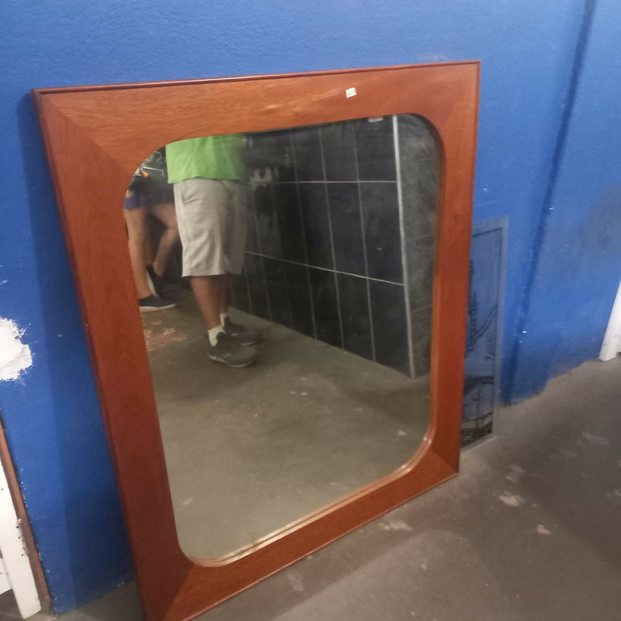 Espelho retangular com borda arredondada com moldura em madeira